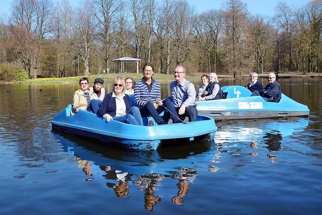 Im Tretboot in Seenot...? Quatsch! Die herrlichen Spiegelungen im Wasser des Teiches zeigen deutlich, welche hervorragenden Witterungsbedingungen zur Saisoneröffnung im Fredenbaum-Park herrschten.