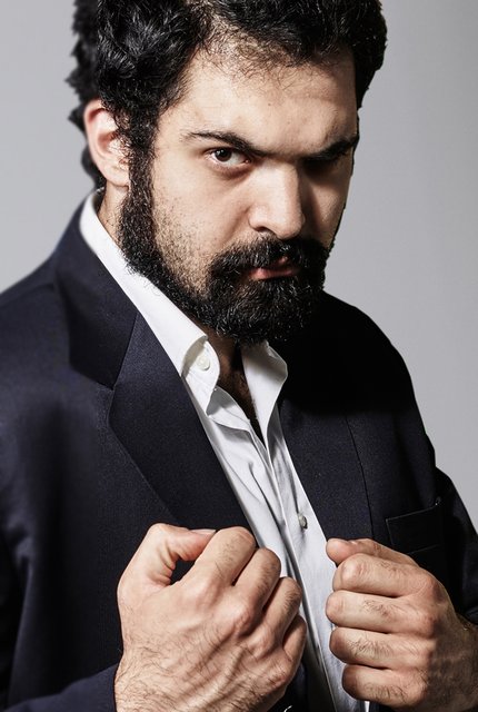 Emir Puyan Taghikhani ist unter dem Künstlernamen Helmuth Steierwald seit 2011 als Poetry Slammer aktiv.