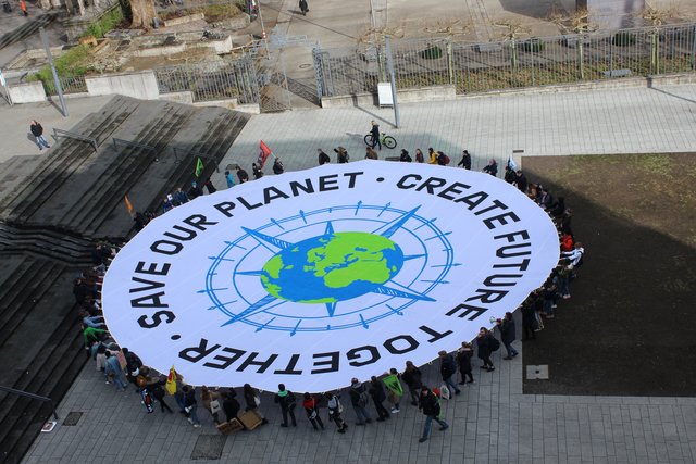 „Save our planet“, fordern die Schüler. Ihnen geht es um nichts geringeres als die Zukunft unseres Planeten.