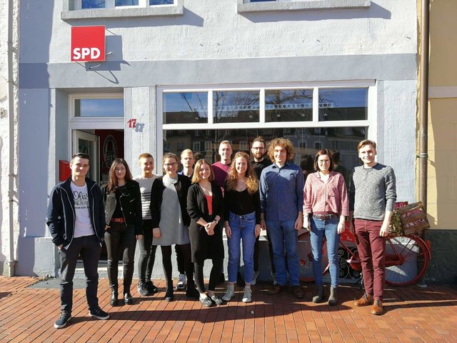 Der neu gewählte Vorstand der Jusos umringt mit ihren Gästen aus dem Kreis Wesel.