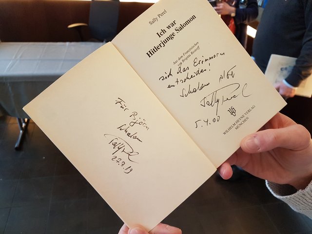 Dieser Besucher ließ sein Buch bereits im Jahr 2000 von Sally Perel signieren. Nun signierte der 93-Jährige es erneut.