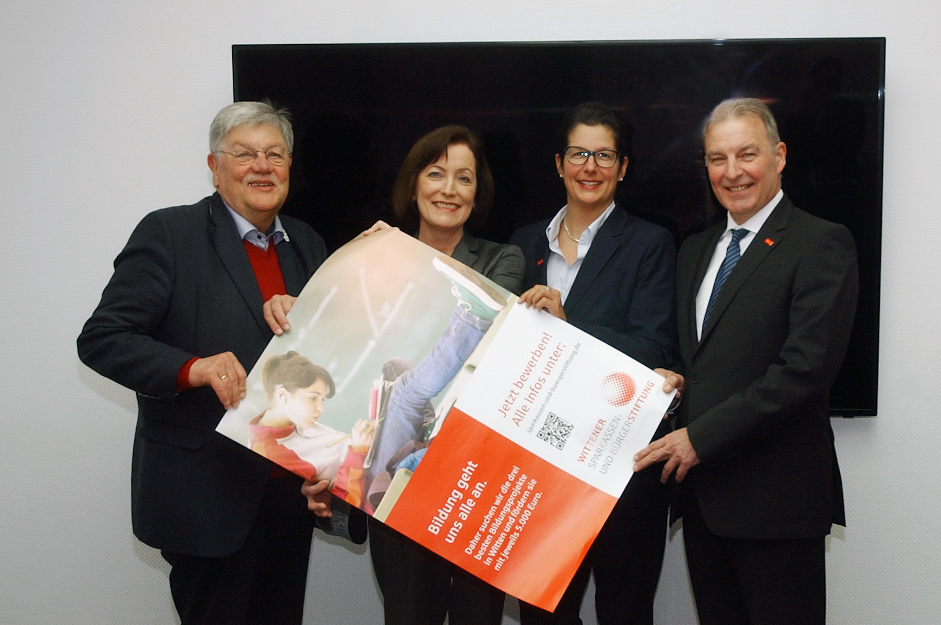 Dr. Volker Brüggemann, Kuratorium; Bürgermeisterin Sonja Leidemann, Vorstand; Sparkassendirektorin Andrea Psarski, Vorstand und Sparkassendirektor Rolf Wagner, Vorstand (v.l.) beschreiten neue Wege.