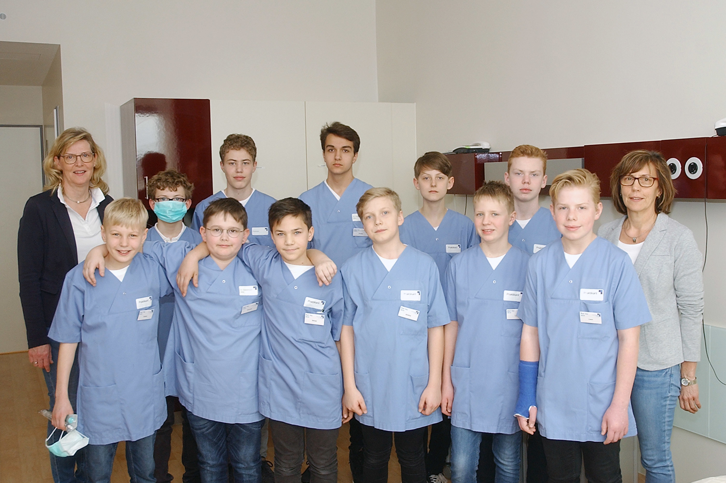Elf Schüler, im Bild mit den Anleiterinnen Elke Kuhnen (links) und Beate Plückelmann, nahmen am „Boys Day“ im Evangelischen Krankenhaus teil.