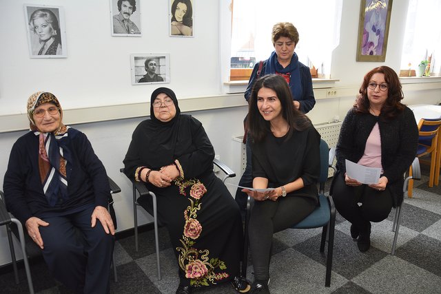 "Türkischer Liedernachmittag" im "Haus Mevlana": Da ließ sich die Staatssekretärin aus Düsseldorf nicht lange bitten, gesellte sich spontan zu den Anwesenden und sang gerne einige Lieder mit.