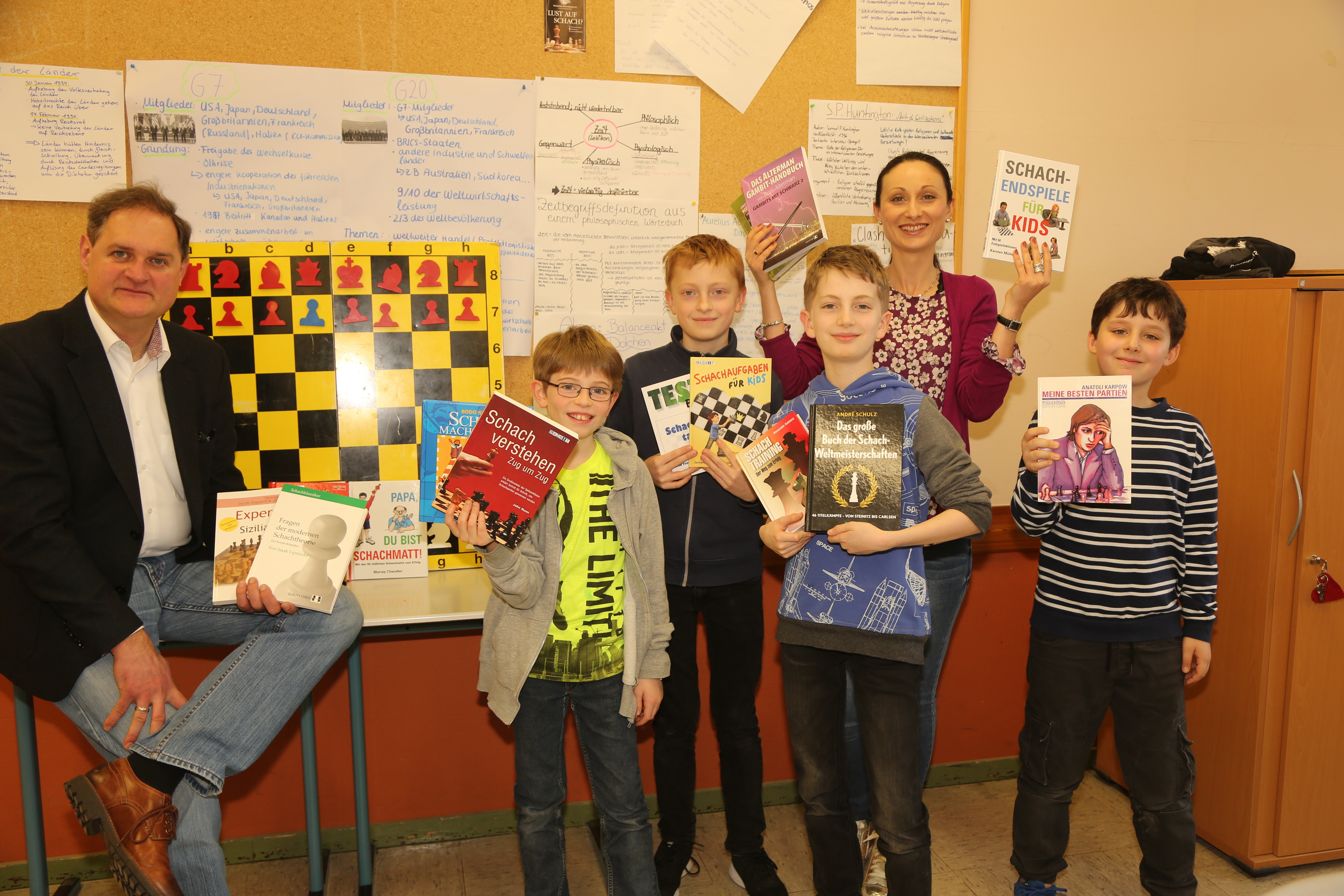 Paul-Christian, Florian, Felix und Lukas freuen sich zusammen mit ihrer Trainerin Carmen Voicu-Jagodzinsky über die Unterstützung durch Arne Hermann Stopsack vom Bücherei-Förderverein Pro Buch. Foto: Schulte