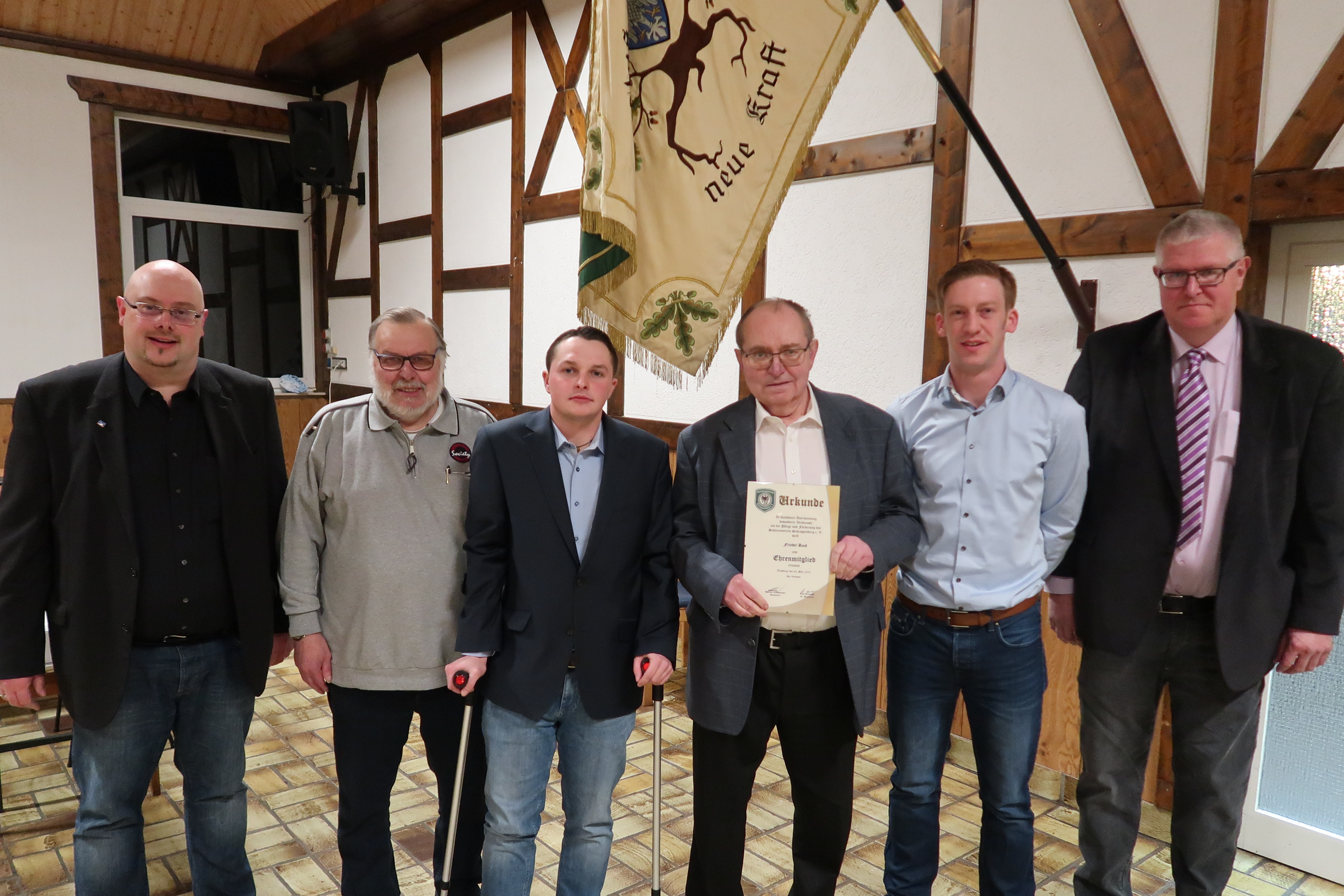 Generalversammlung bei den Schreppenberger Schützen: Hauptmann Thorsten Teschemacher, Konrad Roth, der neue 2. Kassierer Alexander Pusch, das neue Ehrenmitglied Friedel Koch, der neue 2. Schriftführer Tim Lichtenberg und der stellv. Hauptmann Rudi Miederhoff