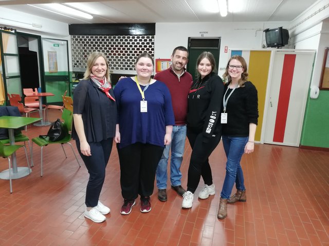 Schulbesuch in Portugal: Lehrerin Justine Cylkowski, Schülerin Joana Lodder, Schulleiter Marco Rosa von der Partnerschule in Portugal, Schülerin Ilayda Güner und Lehrerin Bettina Wegner (v.l.) hatten und haben noch eine Menge zu erzählen.
