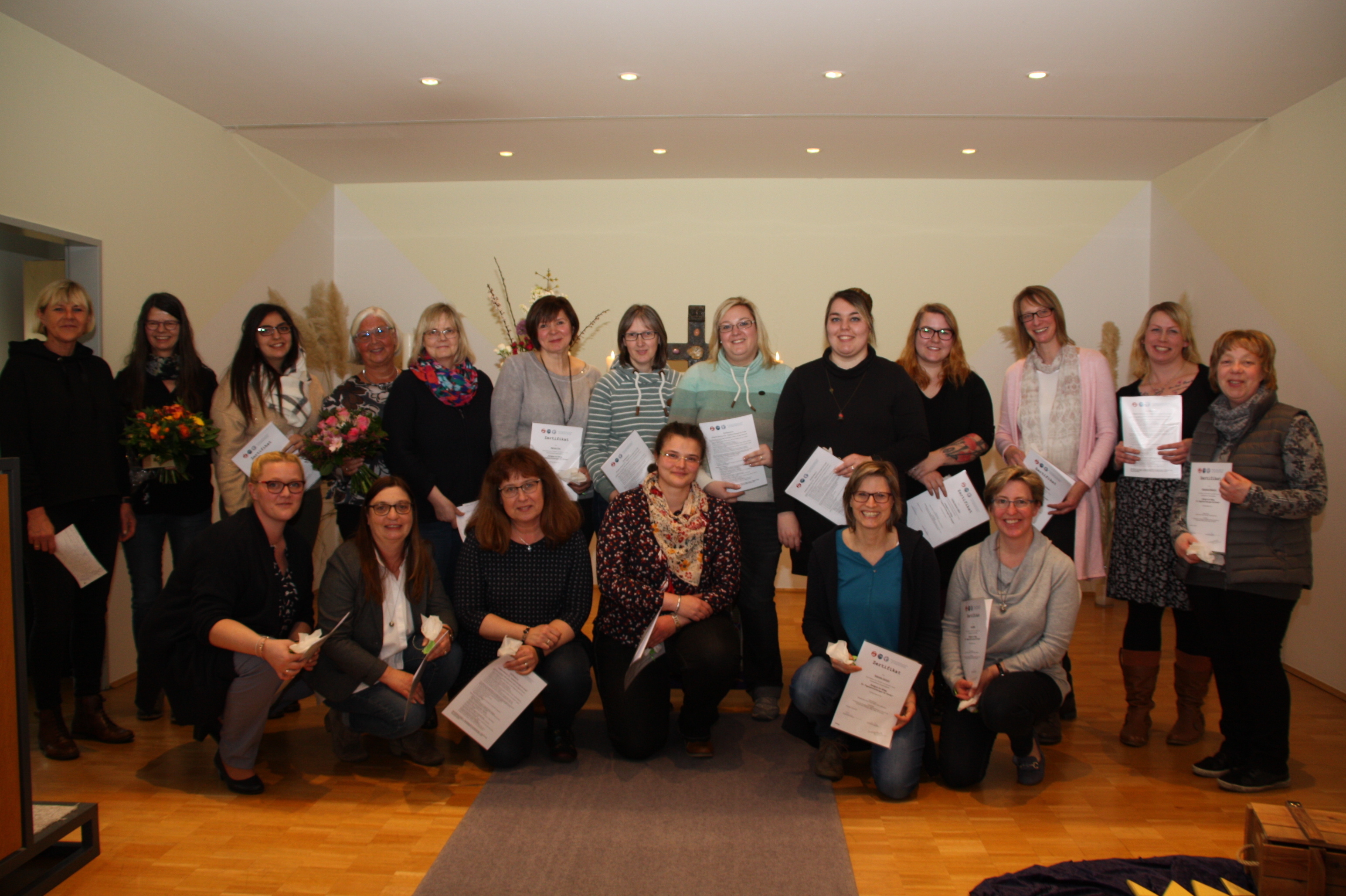 Die Teilnehmerinnen präsentierten nach dem Gottesdienst zusammen mit Dorothee Büchle und Micaela Röse ihre Zertifikate.