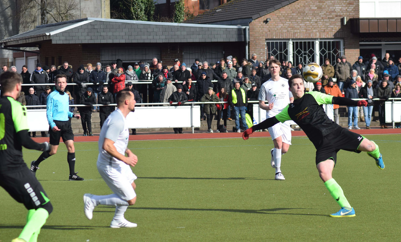 Die DJK hofft, dass Marco Gruner (rechts) pünktlich zum Spiel in Wattenscheid eintrifft. Foto: Peter Mohr