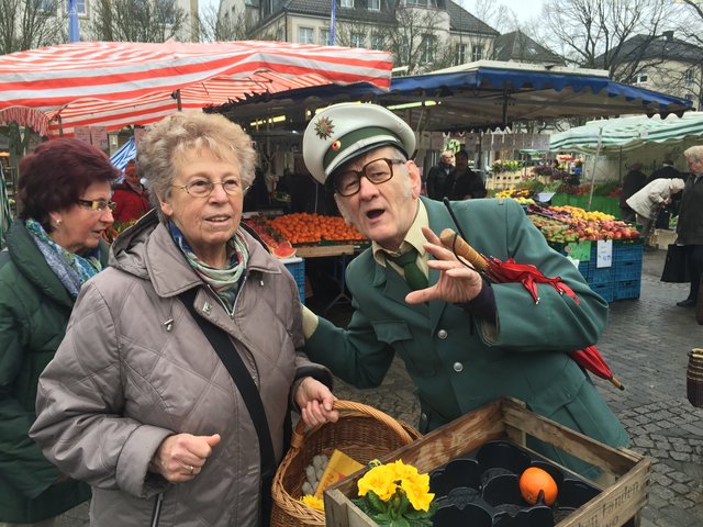Beim Frühlingsfest ist auch in diesem Jahr wieder für Unterhaltung und Spaß gesorgt - unter anderem mit Walking Acts.