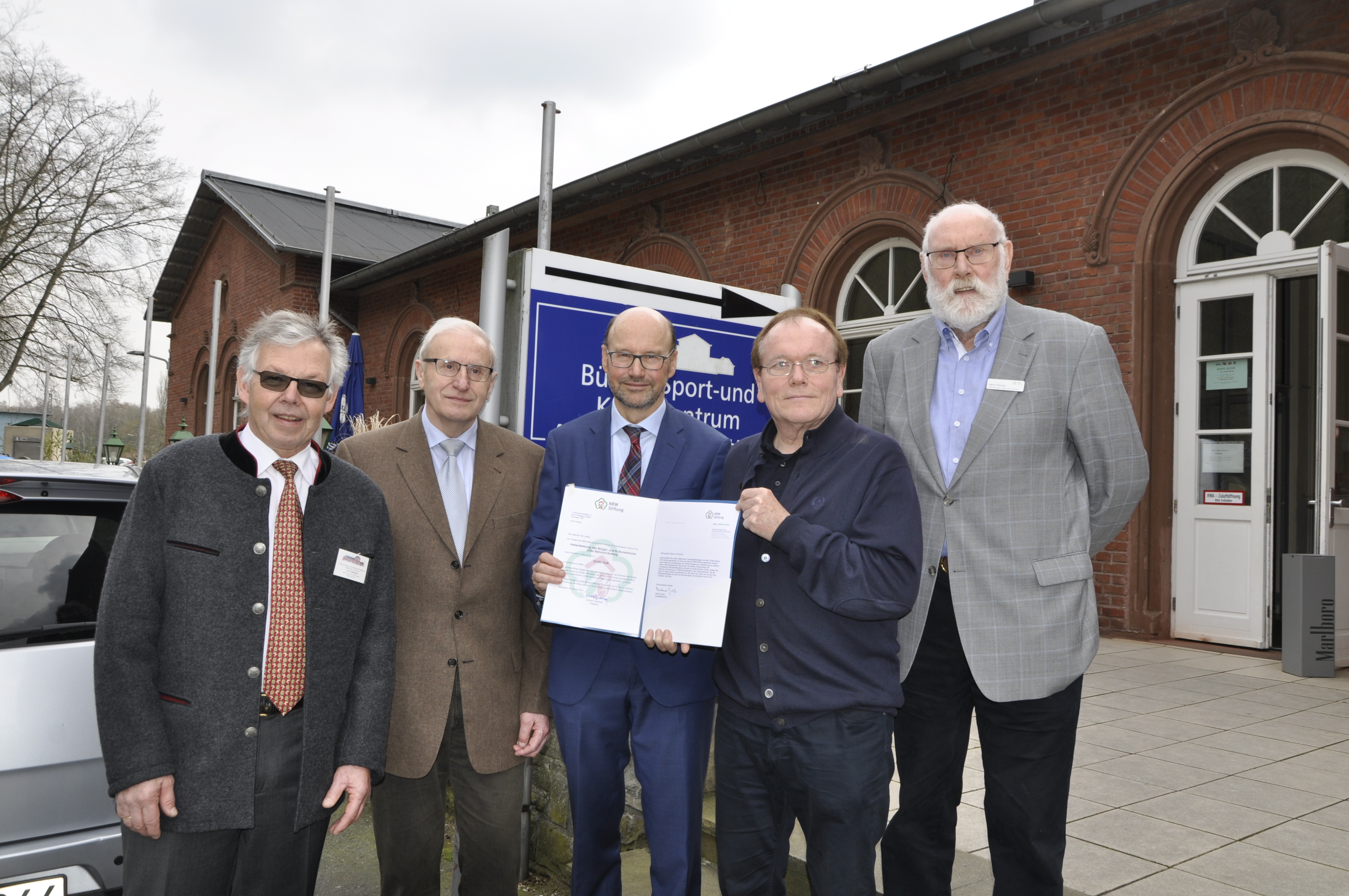 Mit 35.000 Euro beteiligt sich die NRW-Stiftung an den Sanierungskosten des Bürgerzentrums Alter Bahnhofs. Davon bezahlt werden benötigte Lüftungsanlagen sowie neue Dachfenster. Das Vorstandstrio des Trägervereins Lutz Erbslöh (l.), Hartmut Ketteler (2.v.l.) und Wolfgang Lettow (4.v.l.) bedankten sich für Scheck und Urkunde bei Franz-Josef Lersch-Mense und Ulrich Reuter (3. und 5. v.l.) von der Landesstiftung.