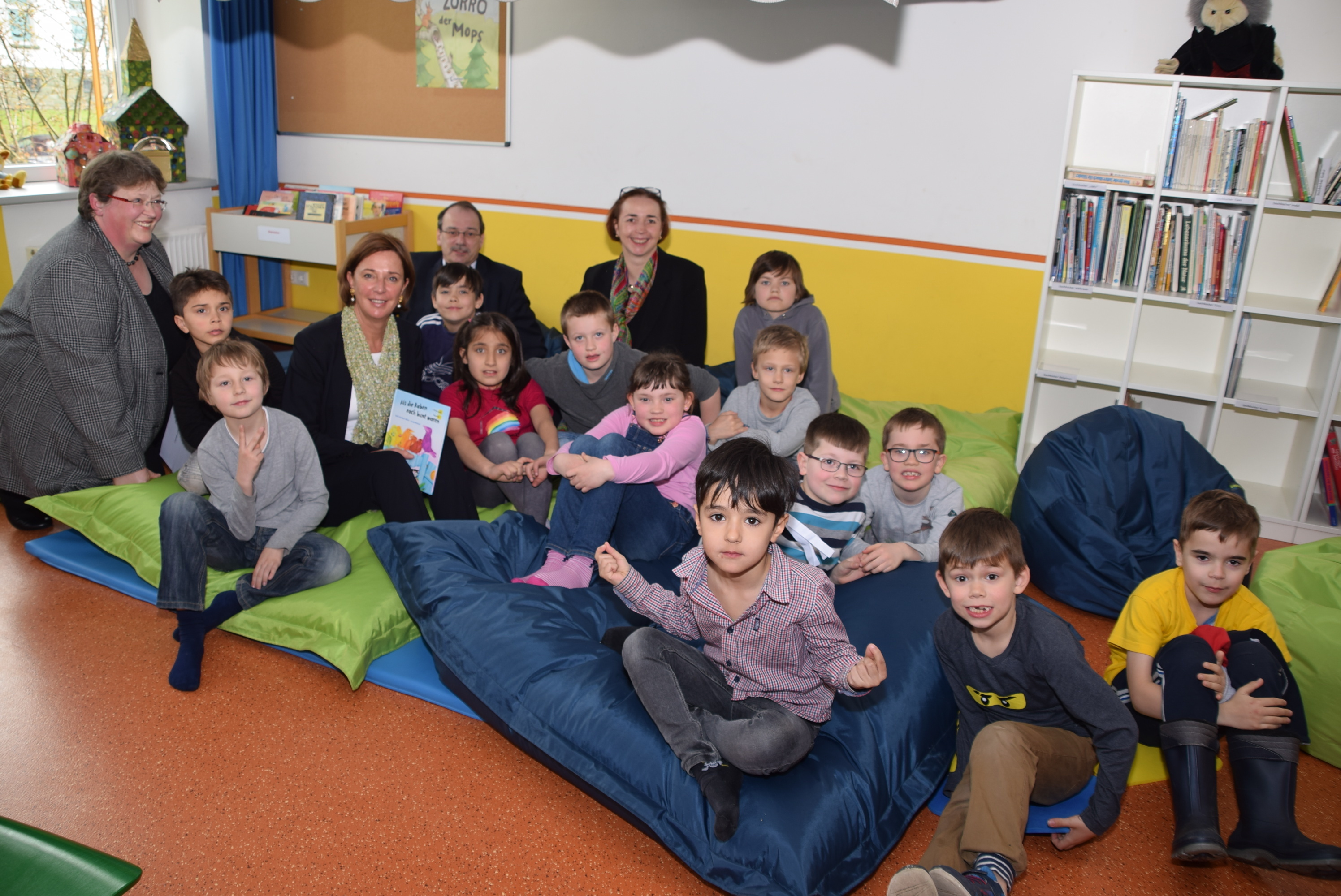 NRW-Schulministerin Yvonne Gebauer besuchte zusammen mit Landrat Thomas Gemke und der Landtagsabgeordneten Angela Freimuth die Hemeraner Regenbogenschule.Fotos: Günther