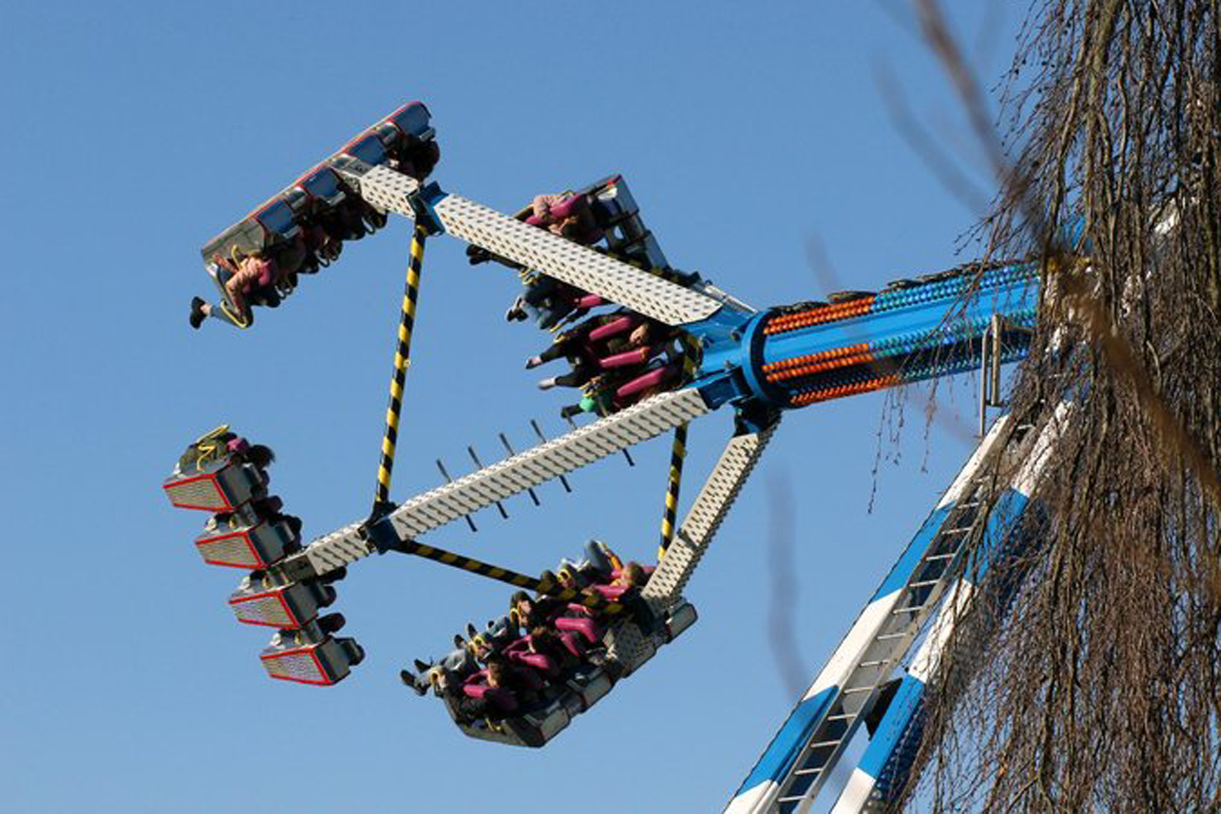 Der "X-Factor" schwingt seine Fahrgäste in die Höhe. Welche Fahrgeschäfte noch auf der Hagener Osterkirmes 2019 gastieren zeigt die folgende Bildergalerie. .