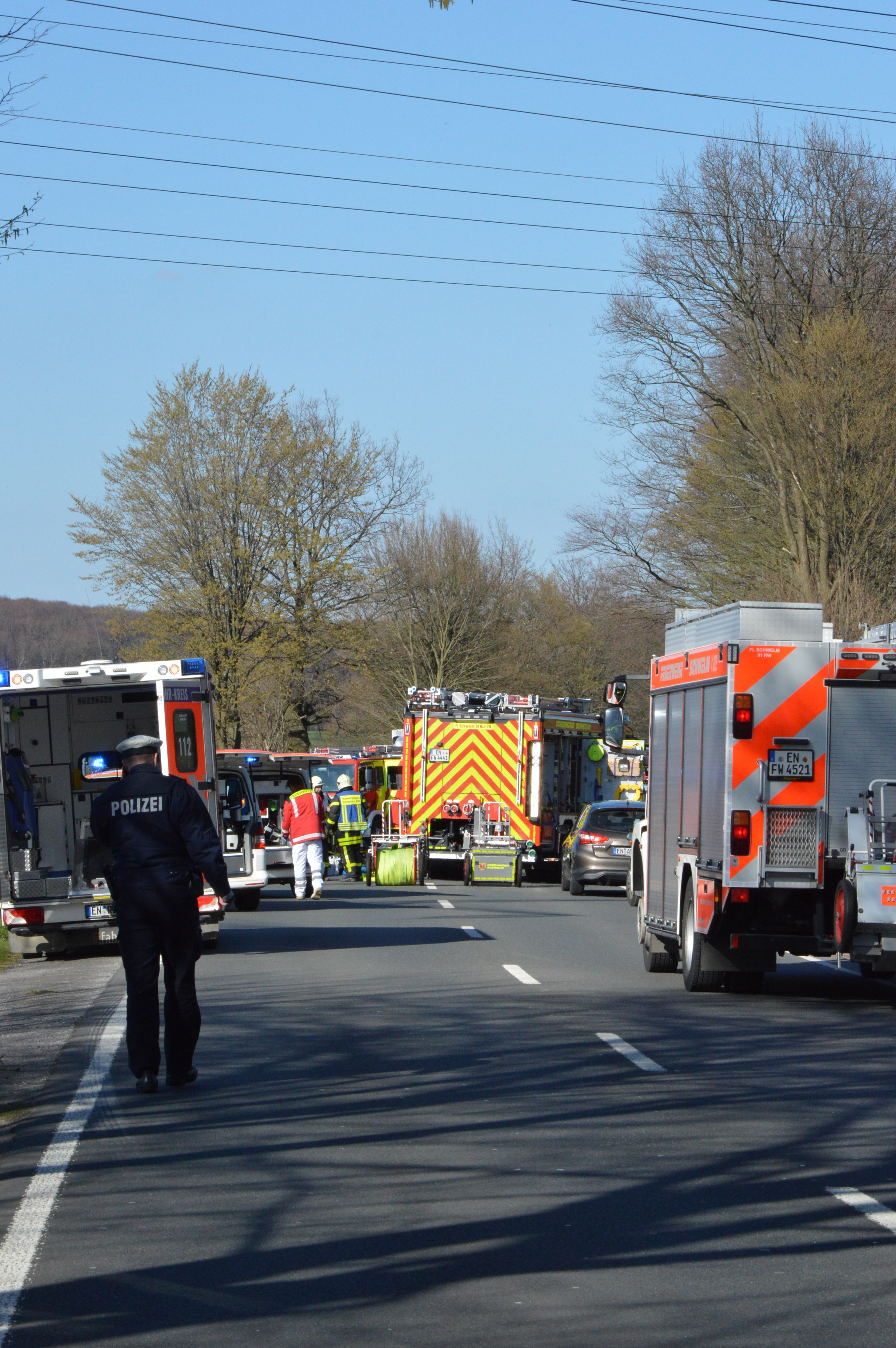 Großaufgebot an Rettungskräften nach dem schweren Unfall auf der Hattinger Straße.