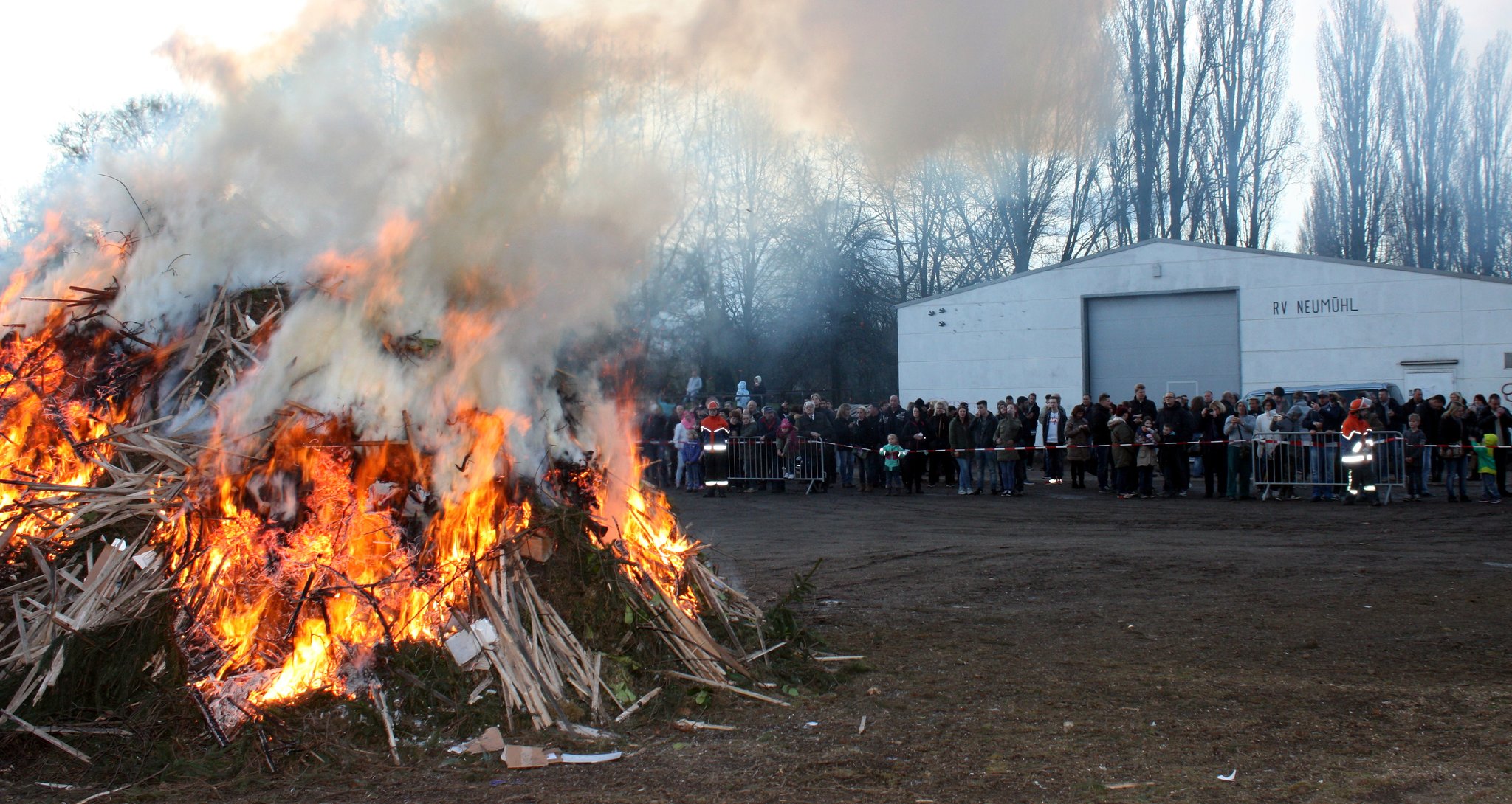 Traditionelles Stadtteil-Osterfeuer mit Familienprogramm – St. Barbara ...