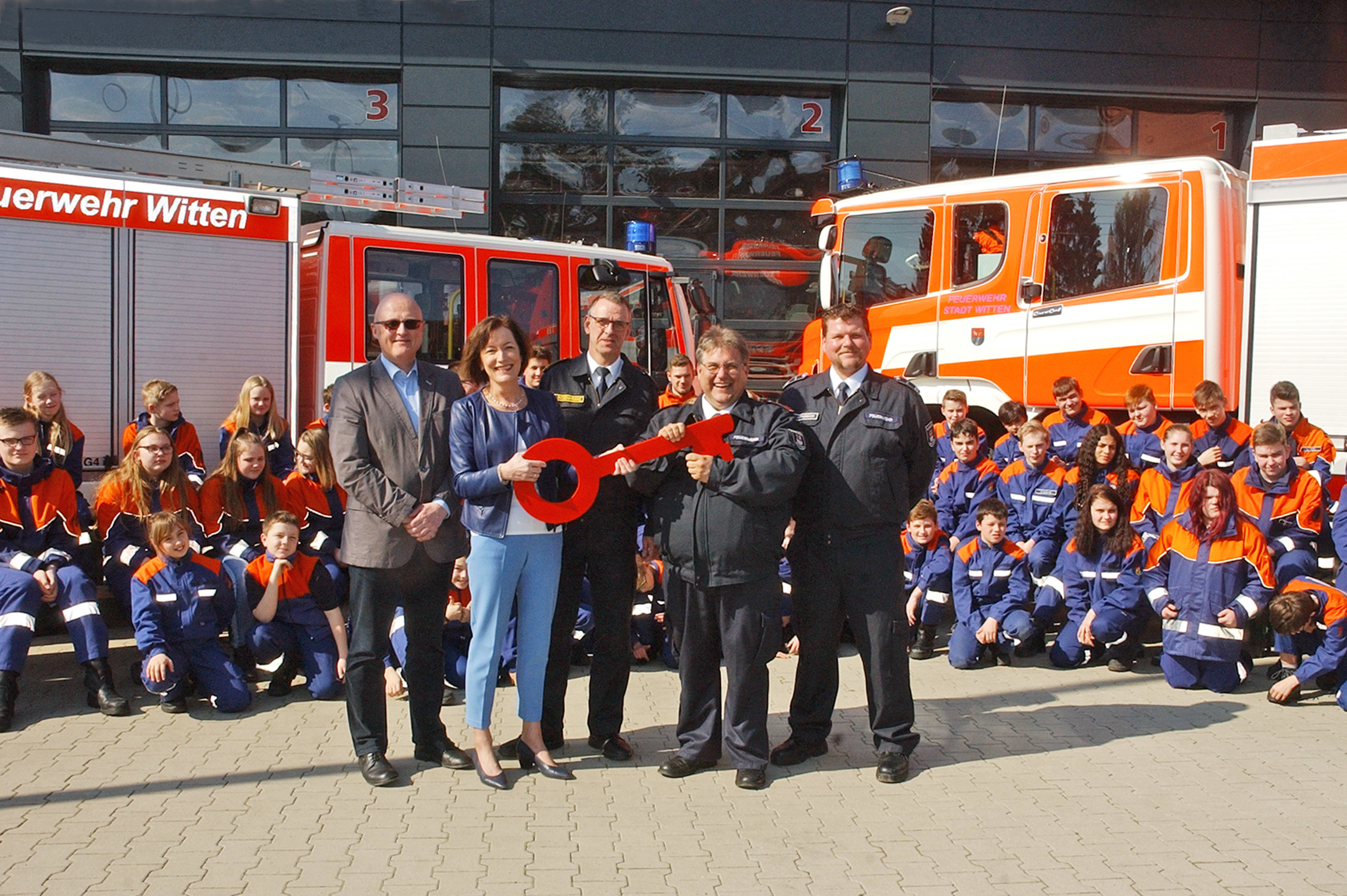 Lauter strahlende Gesichter: Bürgermeisterin Sonja Leidemann bei der Übergabe des symbolischen Fahrzeugschlüssels an Stadtjugendfeuerwehrwart Stefan Koppmann.