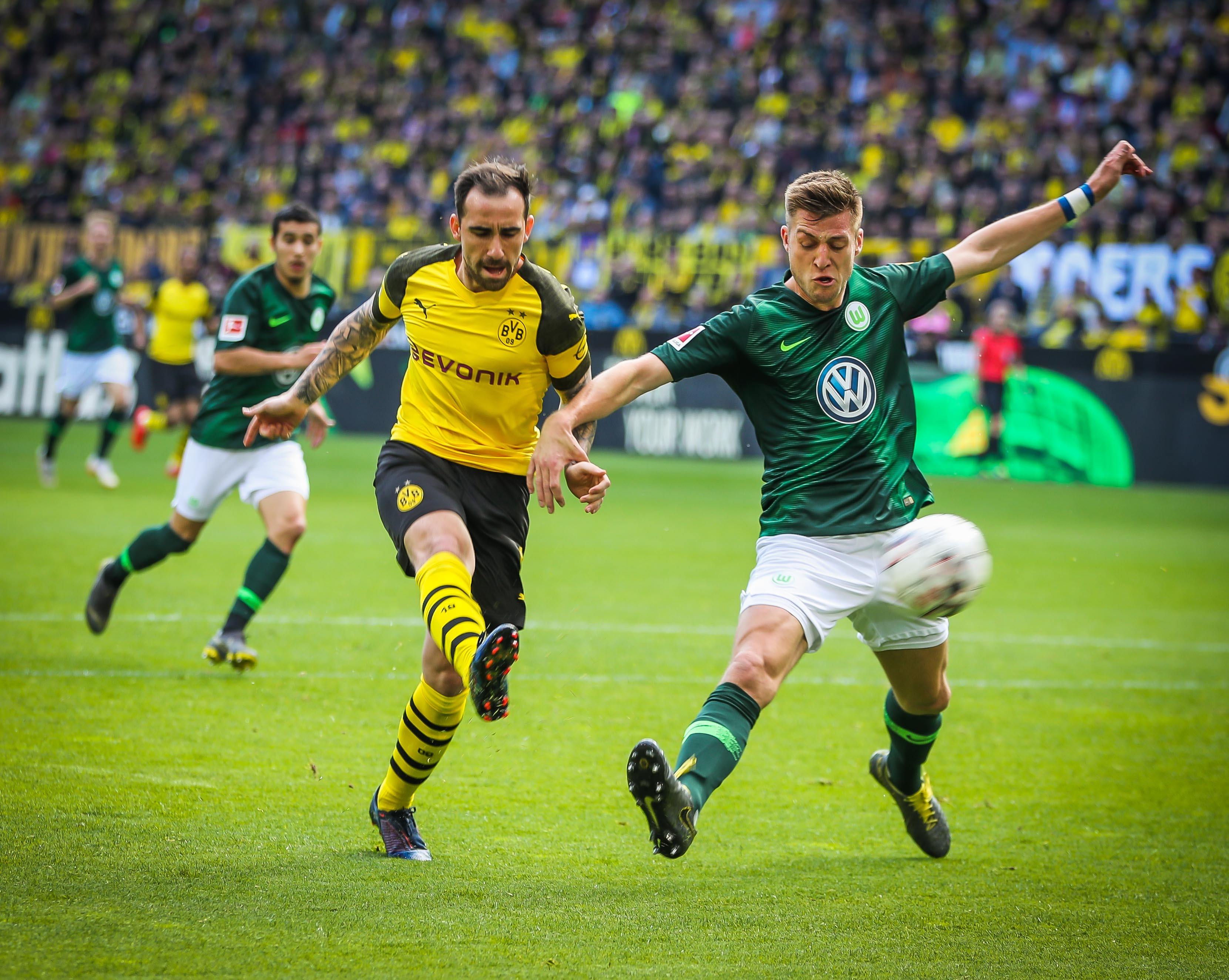 Paco Alcacer (l.) schoss in der Nachspielzeit beide Tore beim 2:0-Sieg des BVB gegen den VfL Wolfsburg.