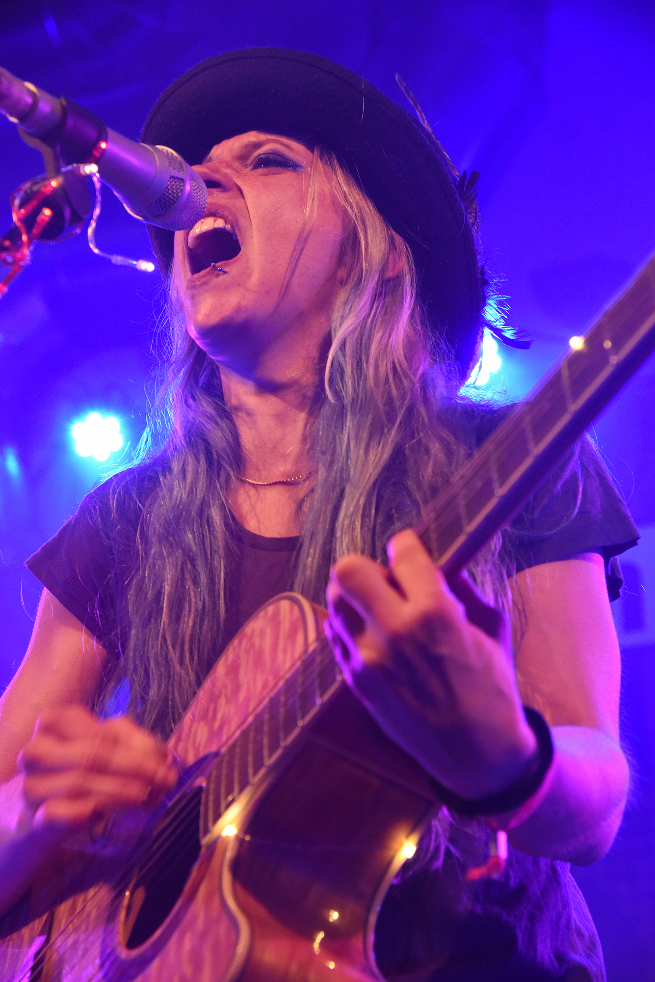 Die Künstlerin Cynthia Nickschas, die mit ihrer Band im Frisörsalon "Haar Zwei Ooh" auftreten wird.