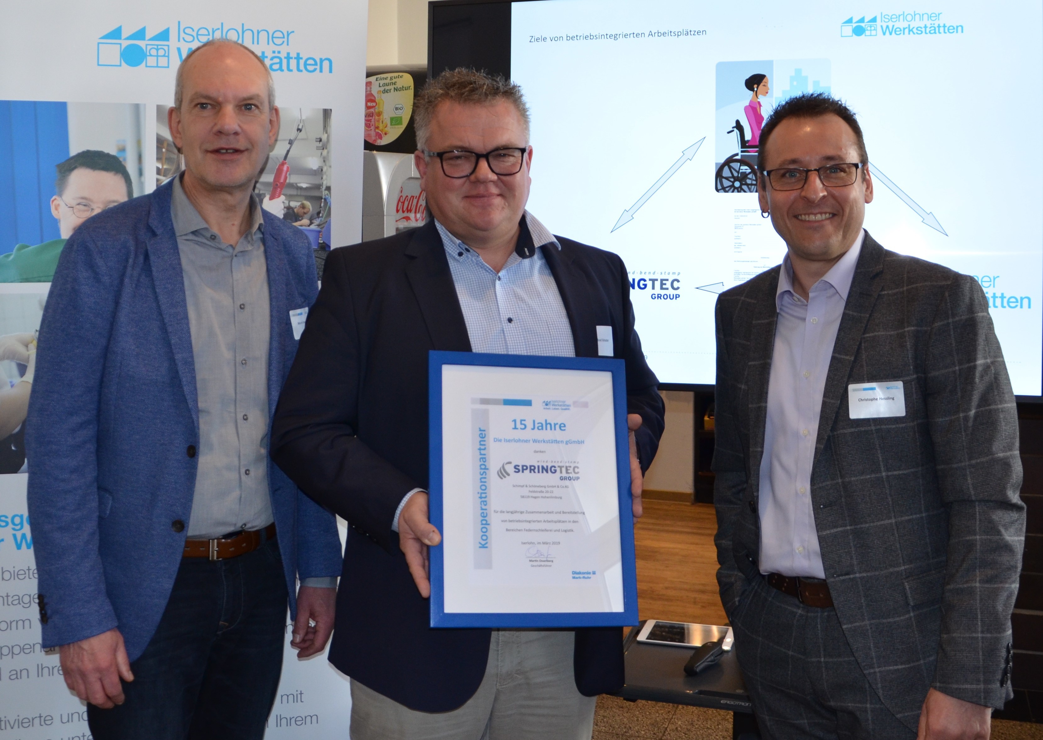 Geschäftsführer Martin Ossenberg sowie Christophe Hessling konnten in diesem Zusammenhang Knut Schuster von der Firma Springtec zur nunmehr 15-jährigen Kooperation gratulieren. Foto: Diakonie