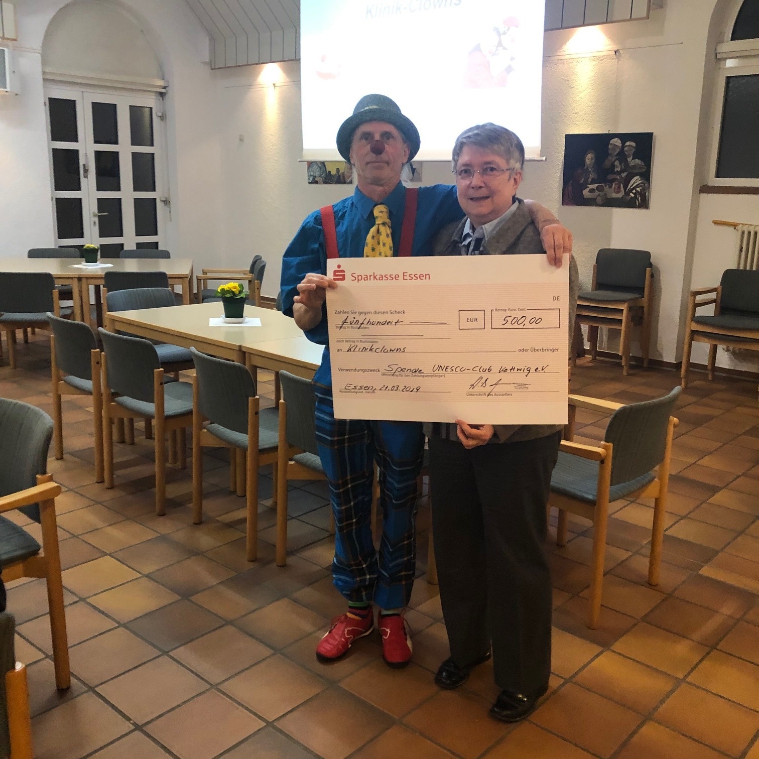 Mit einer Kostprobe seiner komischen Kunst bedankte sich Klinik-Clown Schlatke (Holger Voss) bei Heike Lohmann, dem Unesco-Club und allen Spendern.