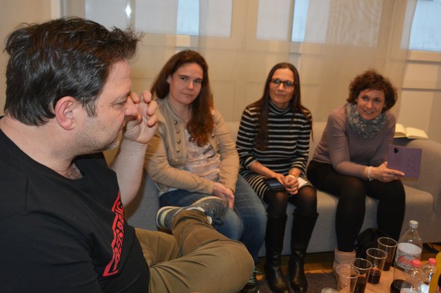 Mit Händen und Füßen erklärt Martin Rütter etwas. Foto: Dabitsch