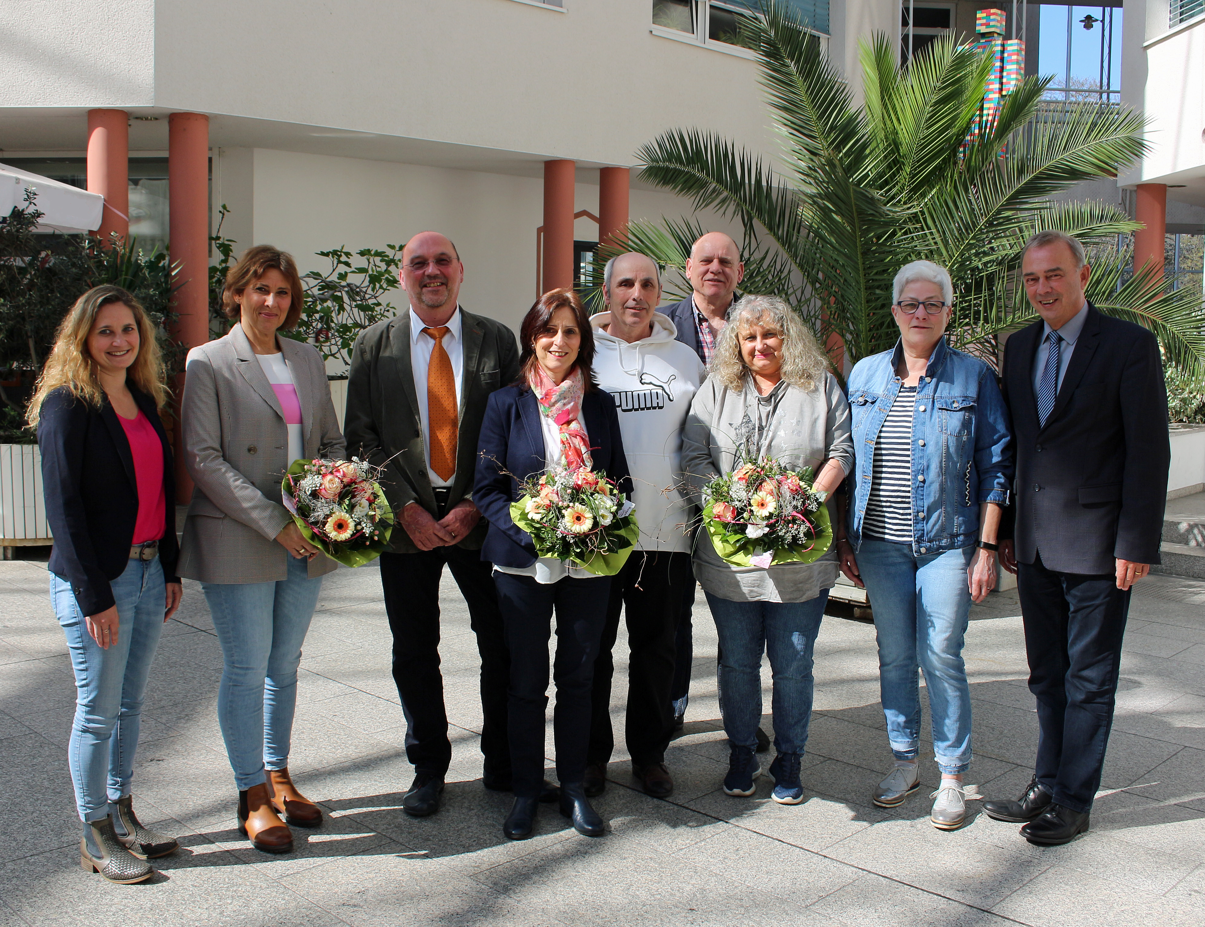 Langjährige Zusammenarbeit: Die stellvertretende Personalratsvorsitzende Anne Guse (links) und Bürgermeister Werner Kolter (rechts) danken Silke Horstmann-Wettklo, Michael Sprigade, Brigitte Schubert, Bernd Schmidt, Jörg Pohl-Meister, Manuela Schaaf und Angelika Frens.