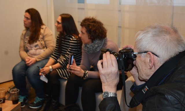 Interessiert lauschen die BürgerReporter dem Hundeprofi, Achim Goergens fotografiert. Foto: Dabitsch
