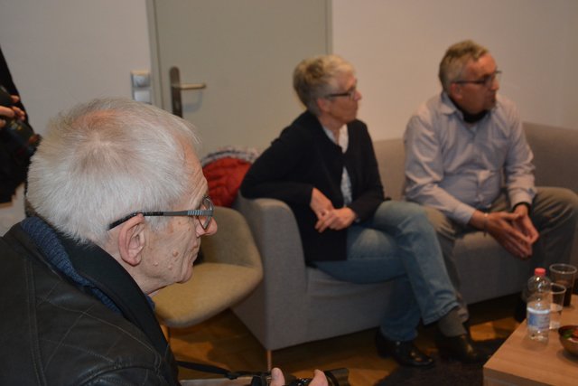 Henry Stenske (rechts) und seine Frau hören den Ausführungen des Hundeprofis ebenso zu wie Achim Goergens (links). Foto: Dabitsch