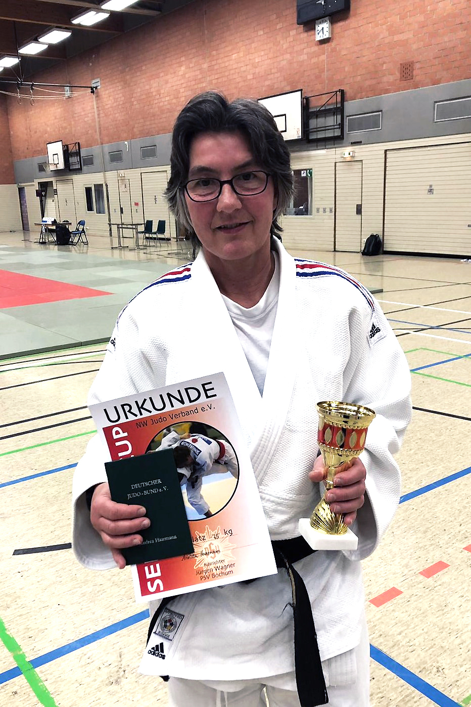 Andrea Haarmann mit Urkunde und Pokal Foto: privat