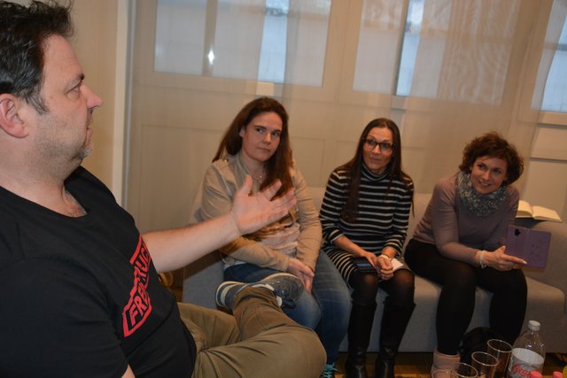 Mit Händen und Füßen erklärt Martin Rütter etwas. Foto: Dabitsch