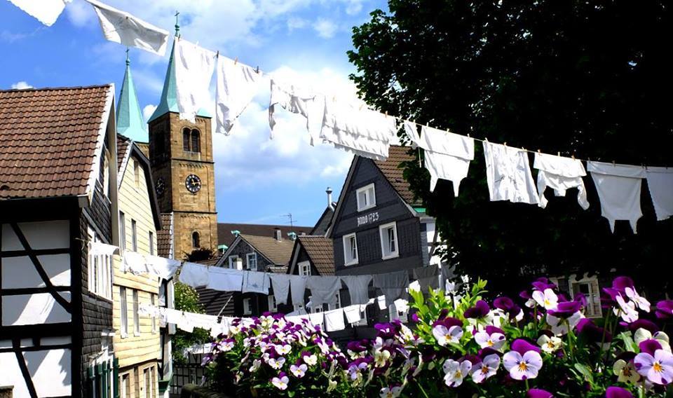 Der Frühling ist in Schwelm schon eingekehrt. Nun dauert es nur noch circa 8 Wochen, bis die Altstadtwäsche wieder über der Kölner Straße im Wind weht...