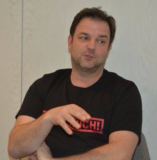 Mit Händen und Füßen erklärt Martin Rütter etwas. Foto: Dabitsch