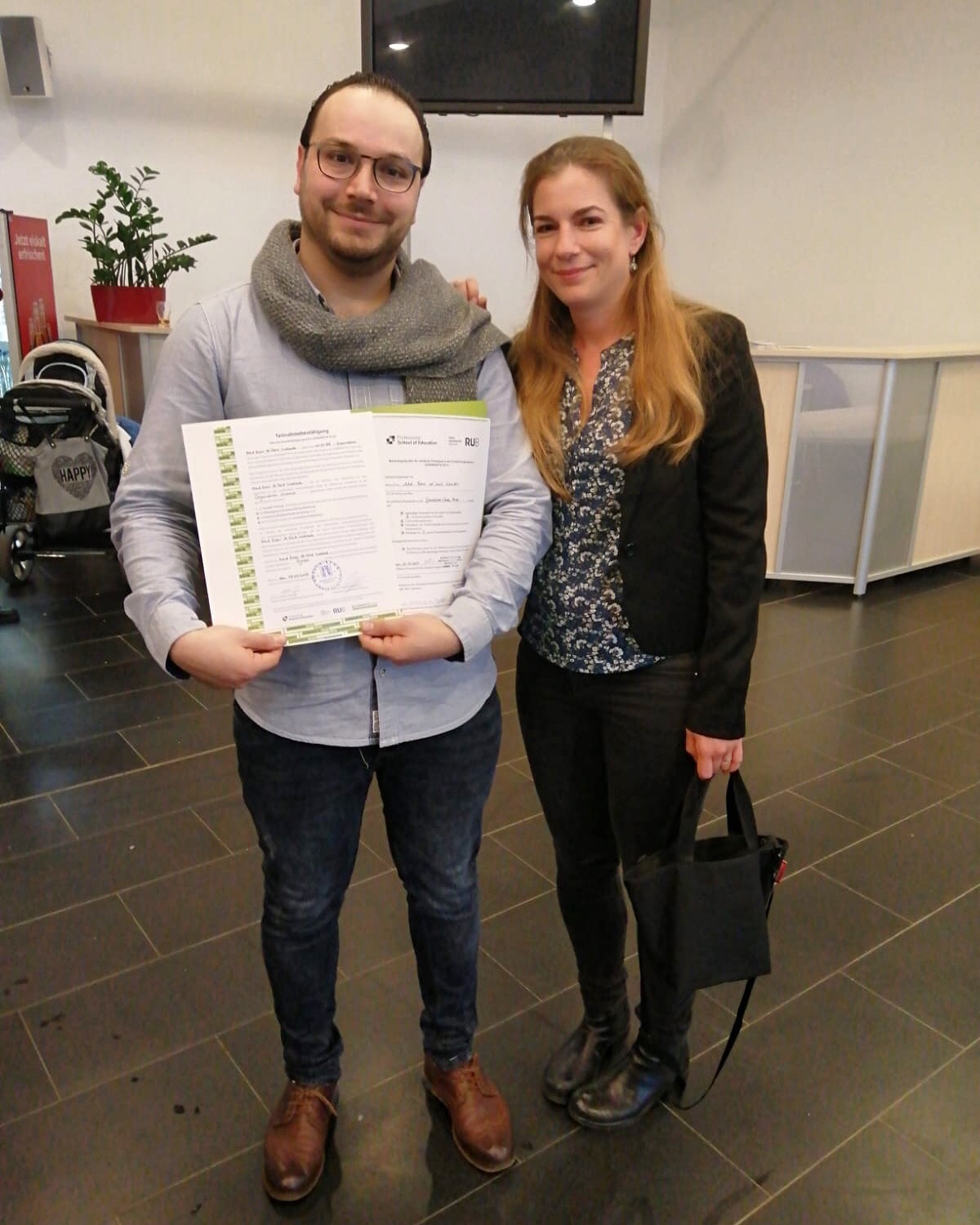 Rami Wahbeh mit seiner Ausbildungslehrerin Anna Lau.