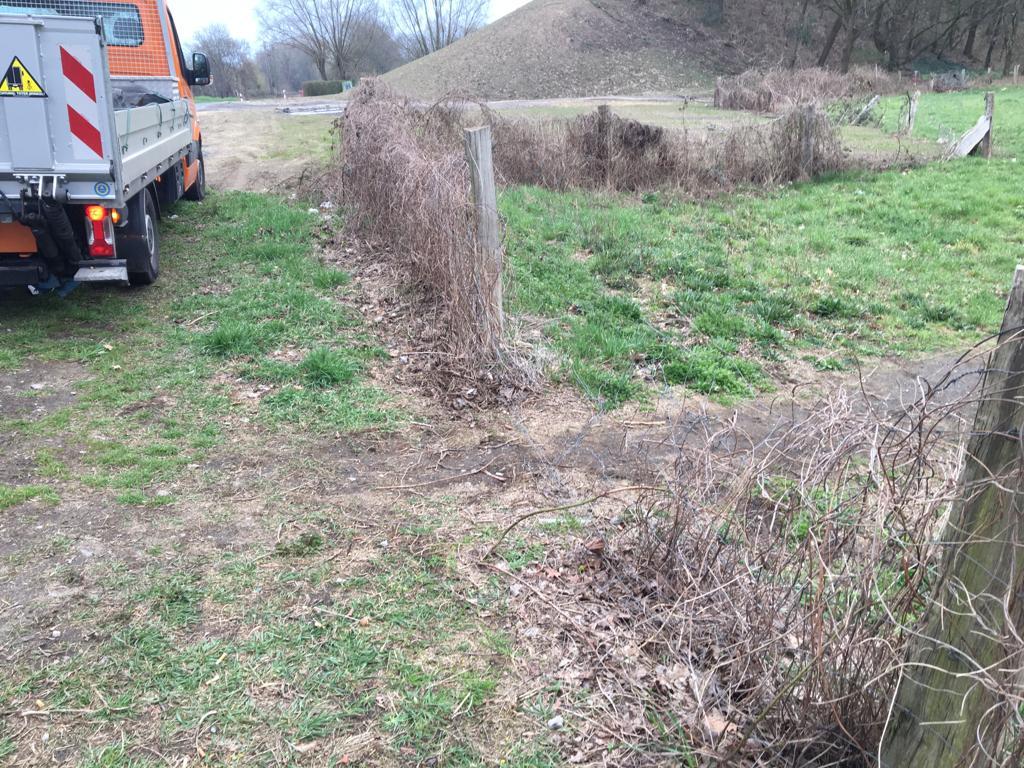 Auf der Ausgleichsfläche an der Landwehrstraße mussten zum wiederholten Mal der Zaun repariert werden.