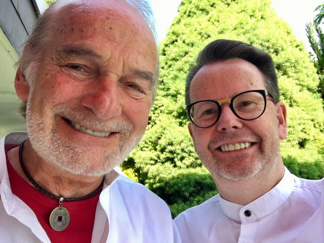 Deutschlands bekanntester "Taxifahrer", Claus Dieter Clausnitzer, der Filmvater vom Münsteraner Tatort-Kommissar Axel Prahl ist auf diesem Foto mit Mendens Ex-Bürgermeister Volker Fleige zu sehen. Wenn Ende August das 14-tägige "KunstFest Passagen" im und rund ums Gut Rödinghausen stattfindet, kommt Claus Dieter Clausnitzer als Moderator und Künstler eine wichtige Rolle zu. Foto: Privat