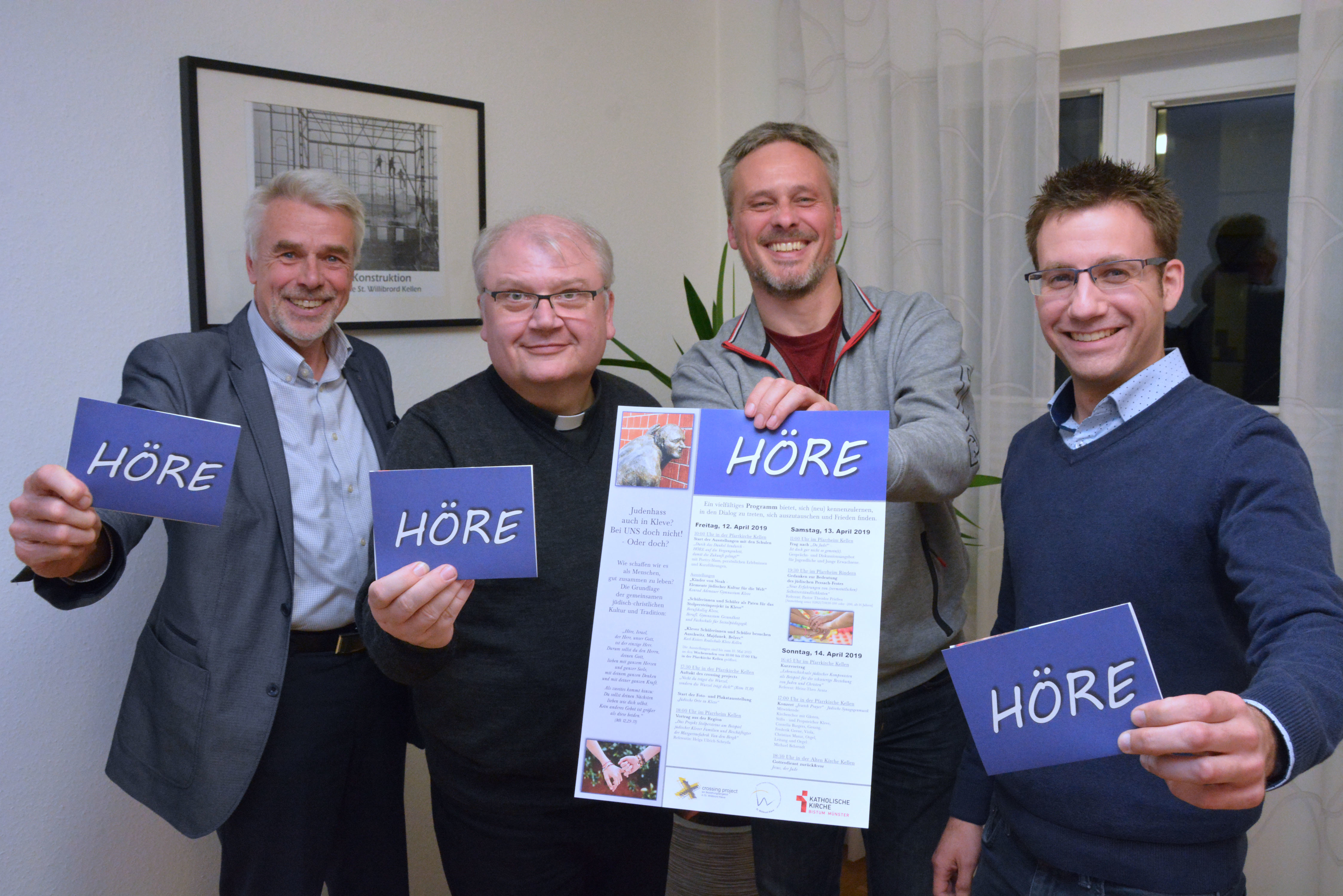 Mit dem Wort „Höre“ beginnt das wichtigste Gebet im Judentum – mit ihm machen Edmund Verbeet, Pfarrer Stefan Notz, Markus van Berlo und Markus van Briel (von links) auf das „crossing project“ aufmerksam.