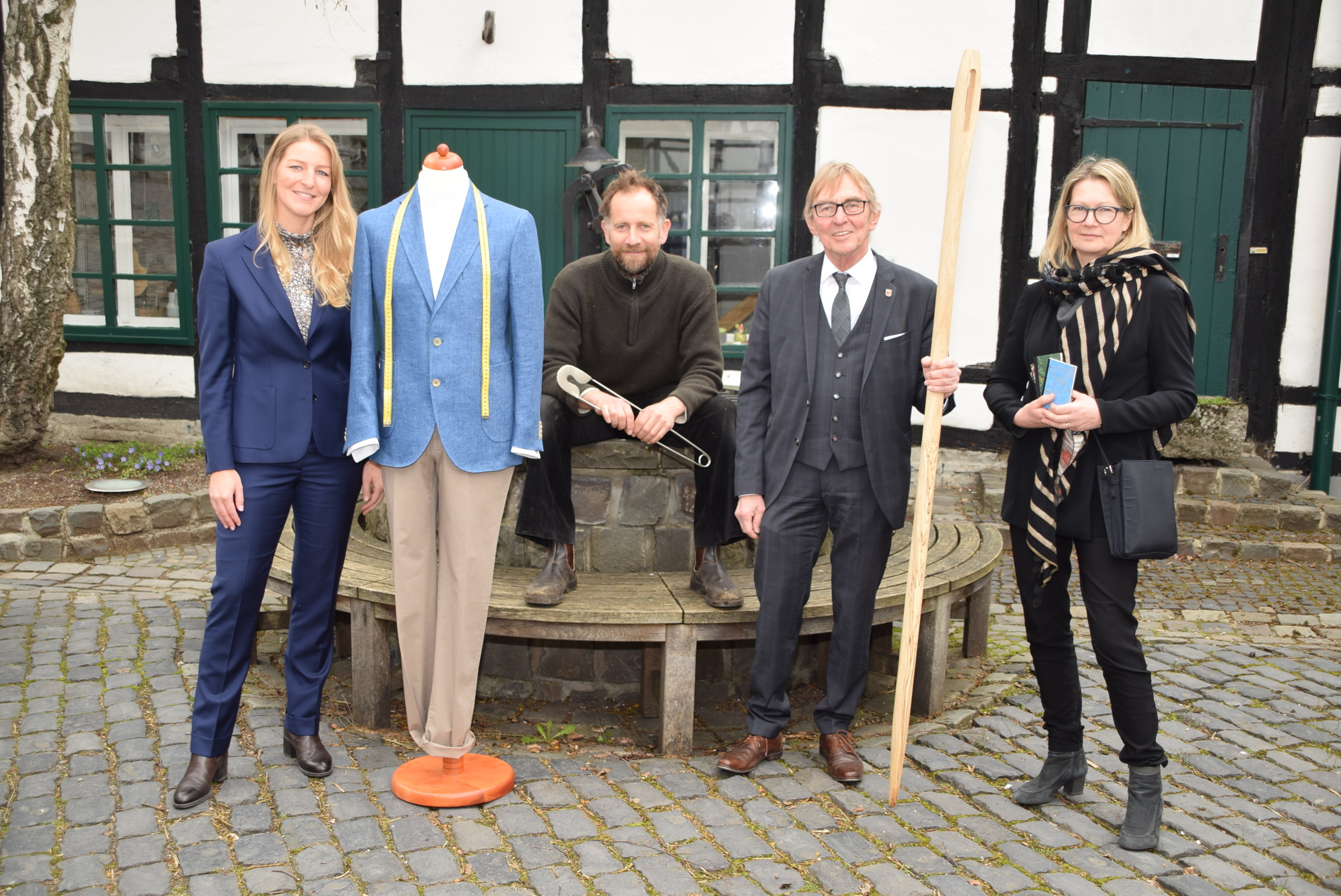 Schneiderin Jana Geitmann (li.), Kunsttischler Konrad Horsch, Bürgermeister Dr. Peter Paul Ahrens (2.v.re.) und Organisatorin Angelika Schäfer freuen sich auf die 11. Auflage des Nadelmarktes im Barendorf. Foto: Günther