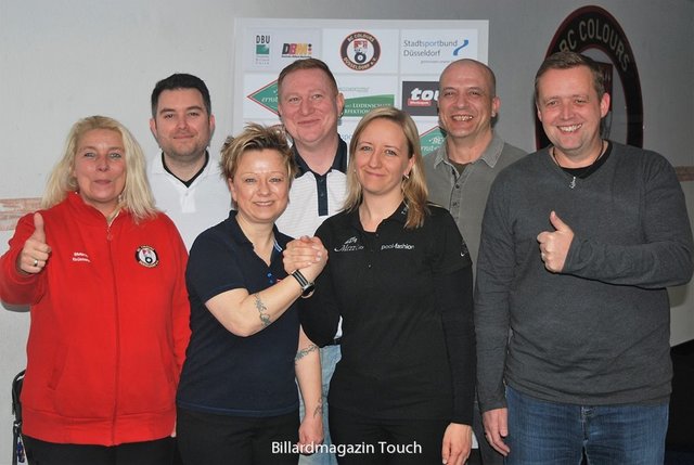 Die Finalistinnen Christine Steinlage und Tina Vogelmann mit Schiedsrichter Emir Secener (hinten links) und dem Organisationsteam des BC Colours Düsseldorf: Melanie Brüsseler (links), Sascha Kühn (hinten Mitte), Carsten Sliwka (hinten rechts) und Michael Stahl (vorne rechts)