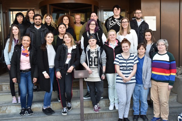 Frau Lisa Böhmer (dritte Reihe ganz rechts im Bild) mit den Ihr anvertrauten Auszubildenden auf der Treppe vor dem Ev. Fachseminar für Pflegeberufe in Essen.