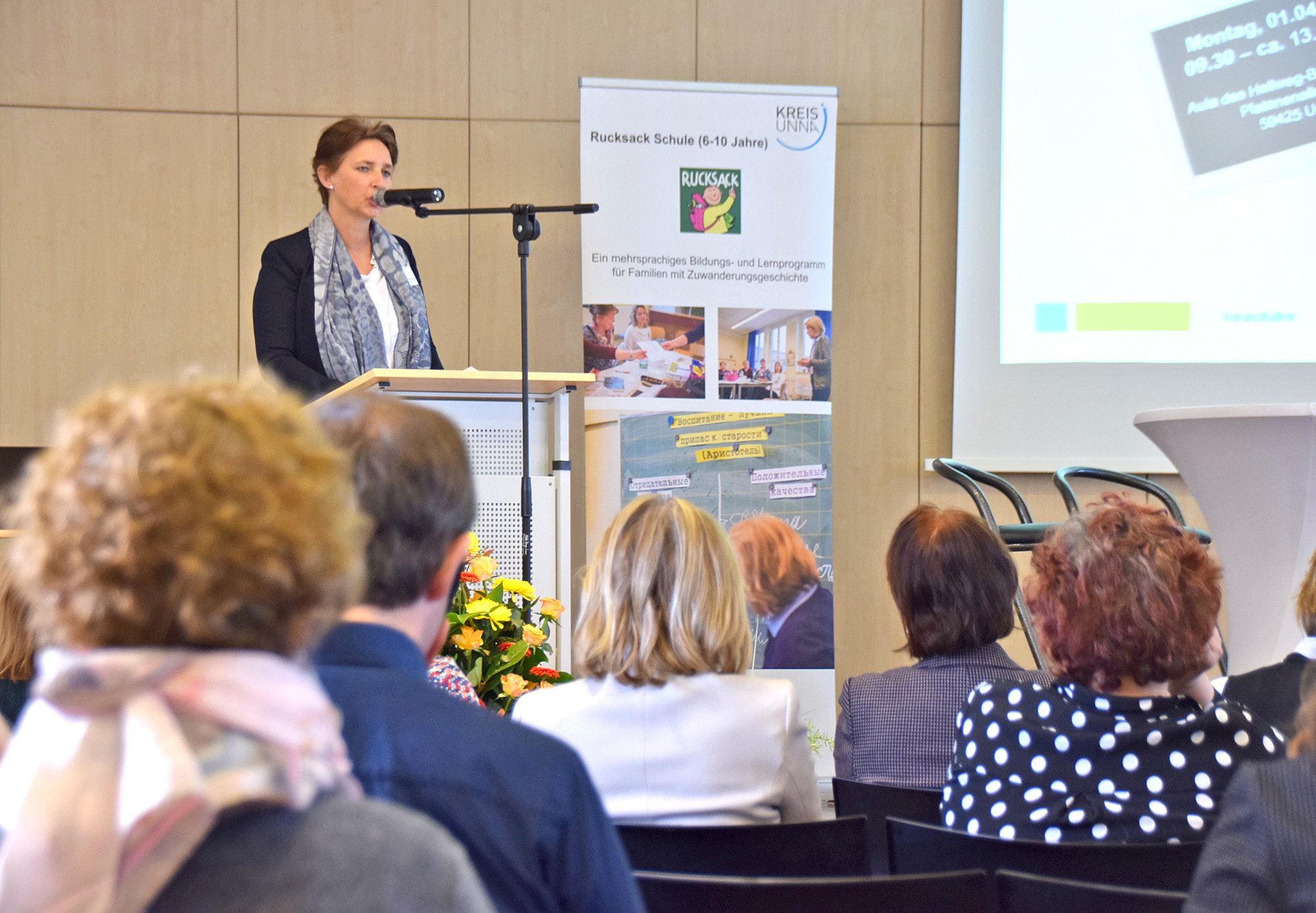 Ministerialrätin Christiane Schüßler vom Ministerium Schule und Bildung auf dem Fachtag Rucksack Schule in Unna.