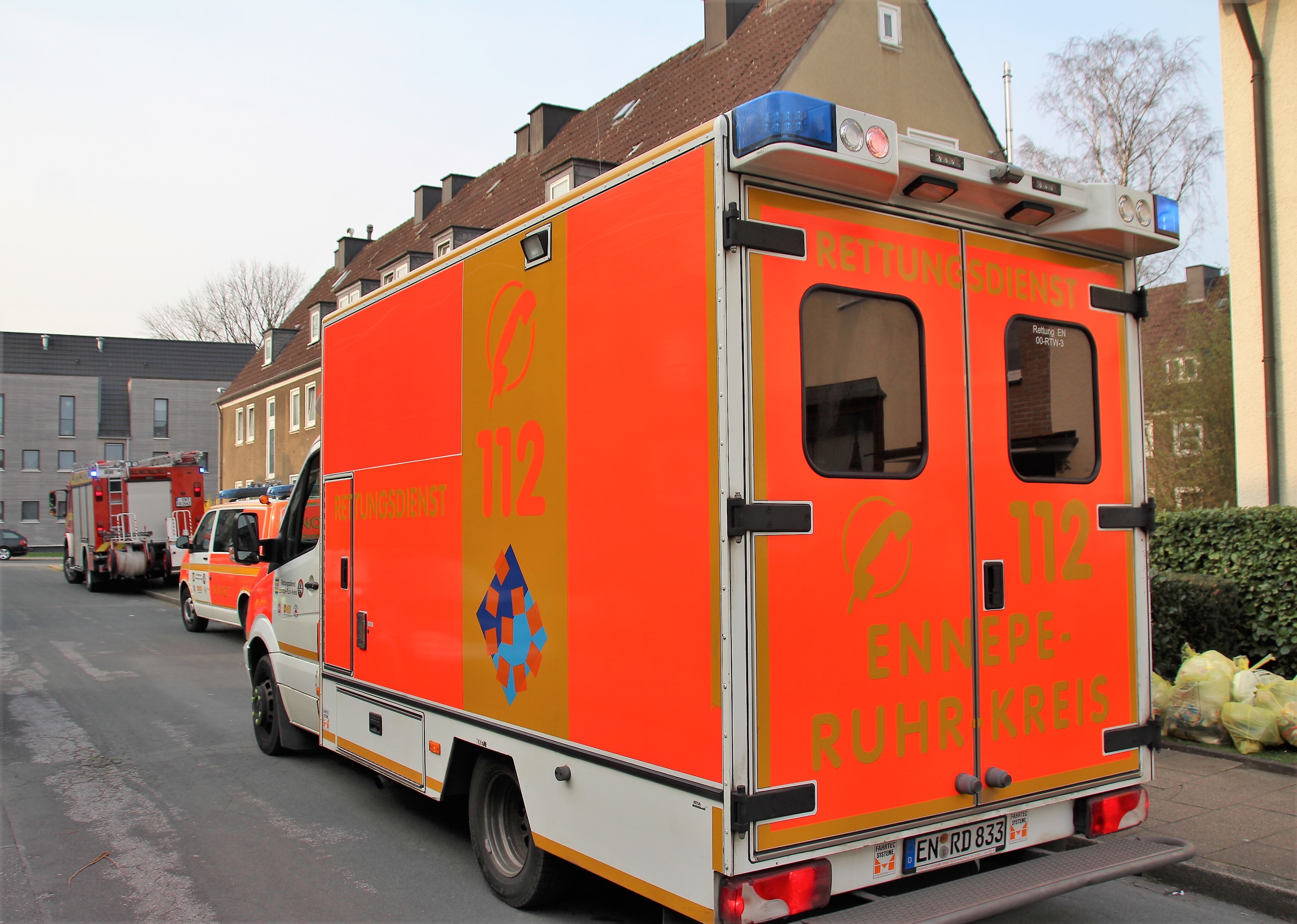 Der Rettungsdienst trifft in der Südstadt ein, eine hilflose Person befindet sich hinter einer verschlossenen Wohnungstür.