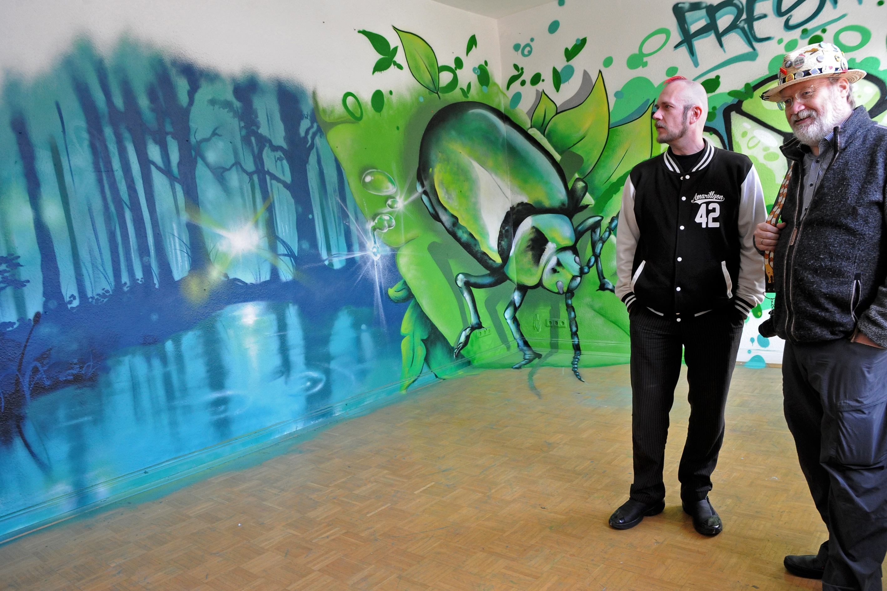 Ein bisschen wehmütig schauen Thomas Pischke (links) und Armin Schmidt, die Mitgründer des "Kunstquadrats", auf die vergängliche Kunst im Alten Pastorat.