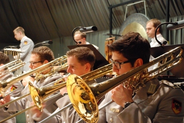 Musikstudenten des Ausbildungsmusikkorps der Bundeswehr präsentieren am Donnerstag, 11. April, um 19 Uhr (Einlass ist um 18.30 Uhr) in der Wasserburg Haus Graven gemeinsam mit ihren Ausbildern zahlreiche Facetten der sinfonischen Blasmusik.