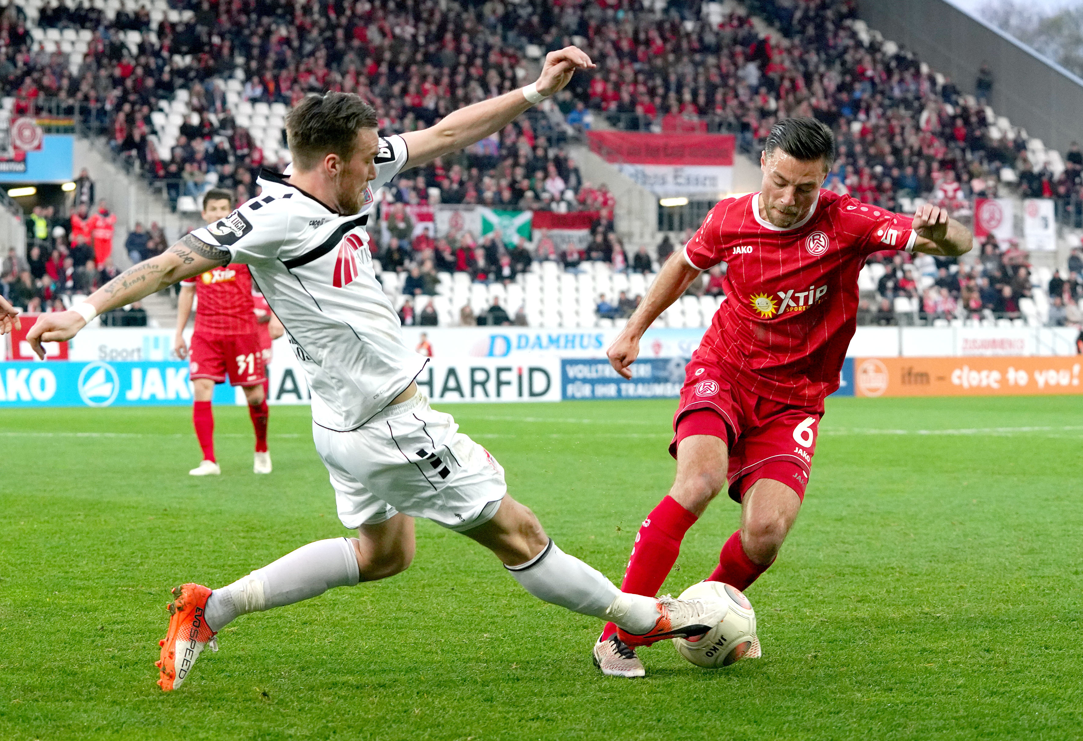 Uerdingens Weltmeister Kevin Großkreutz (l.) attackiert RWE-Mittelfeldspieler Timo Brauer.
