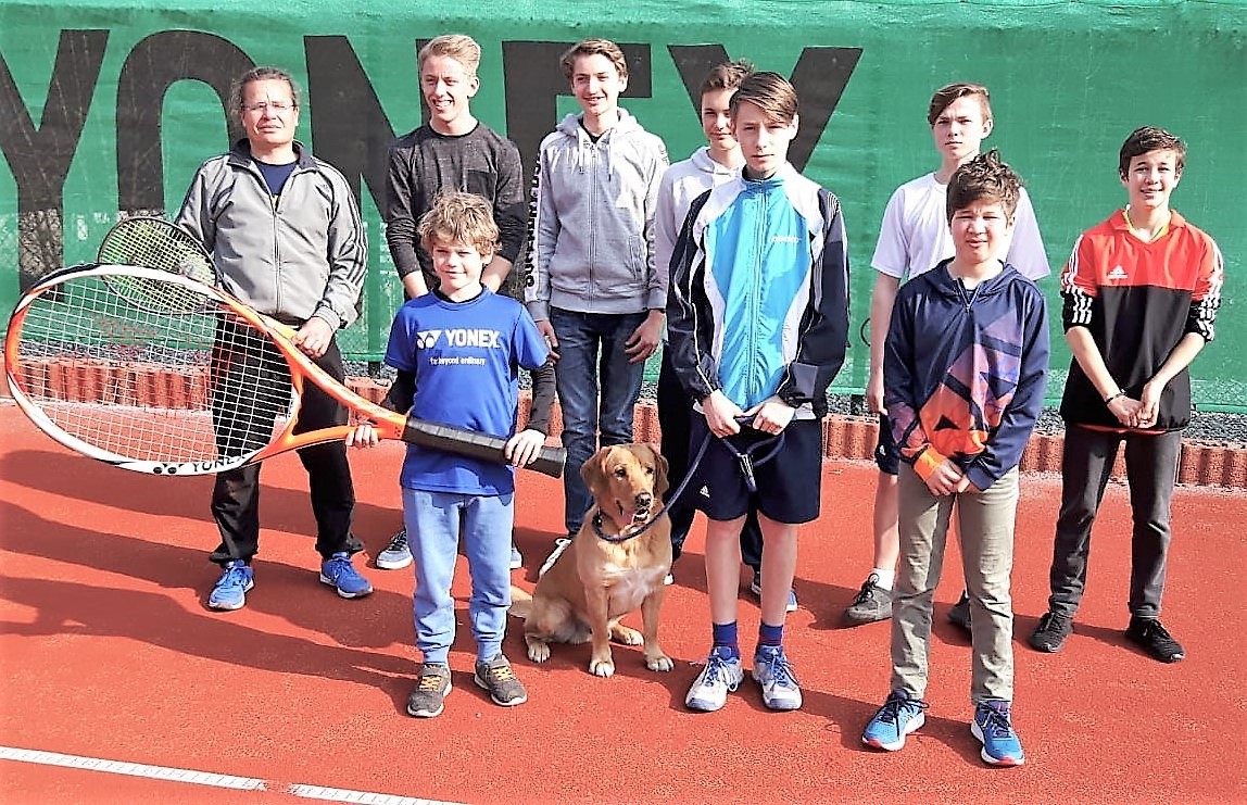 Die U15 des TC Am Volkswald wurde Hallensieger: Markus Schmidtke, Julian Hütter, Thilo Curth, Finn Potthast, Max Mrozowski, Valentin Voit. Vorne Till Potthast, Maximilian Hanel mit Maskottchen Sam und Leander Voit.
Foto: privat