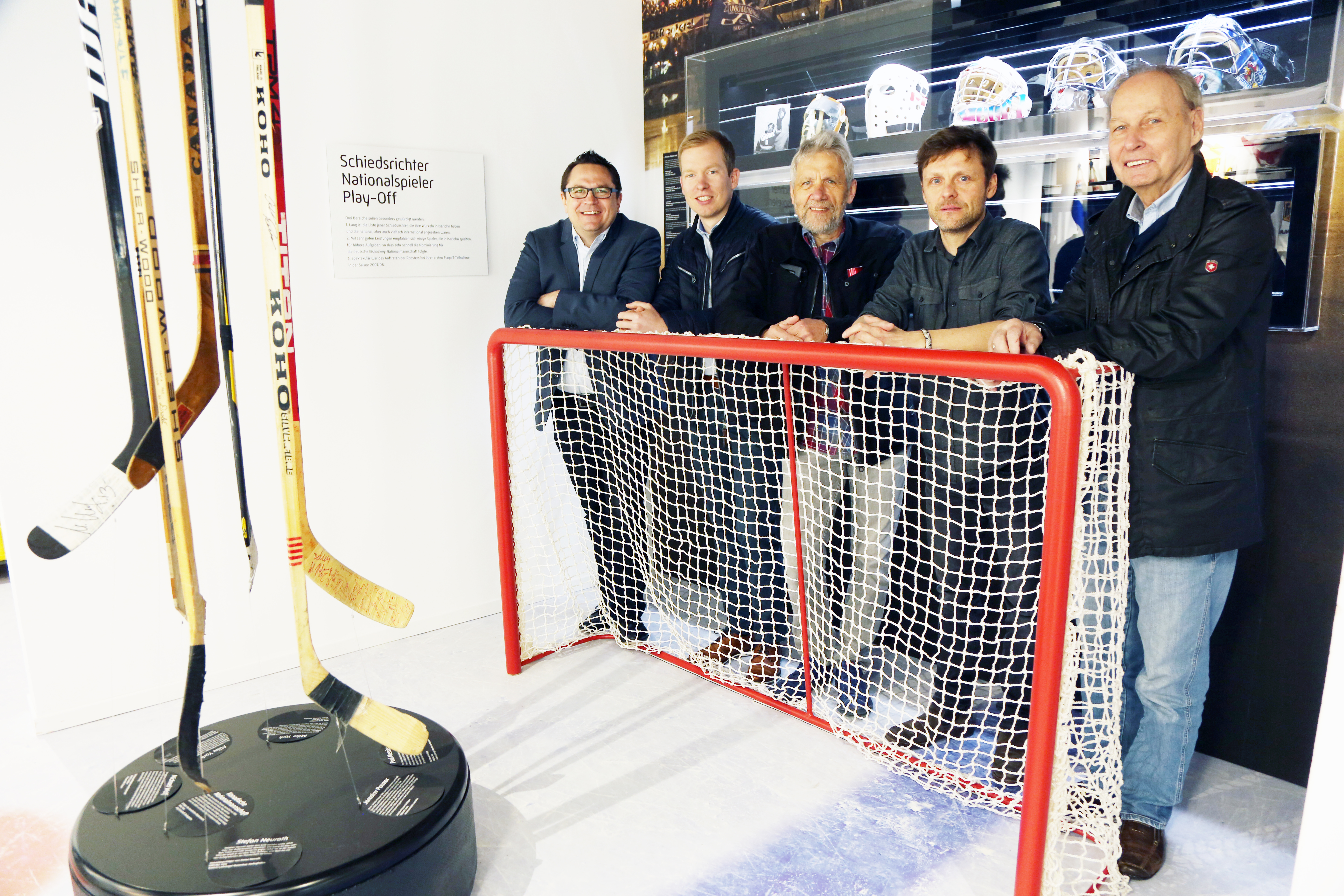Marco Voge, Christian Schweitzer, Rainer Tüttelmann, Stefan Klein und Bernd Schnieder - hier hinter einem Eishockeytor in Originalgröße - fiebern bereits der Eröffnung entgegen. Foto: Schulte