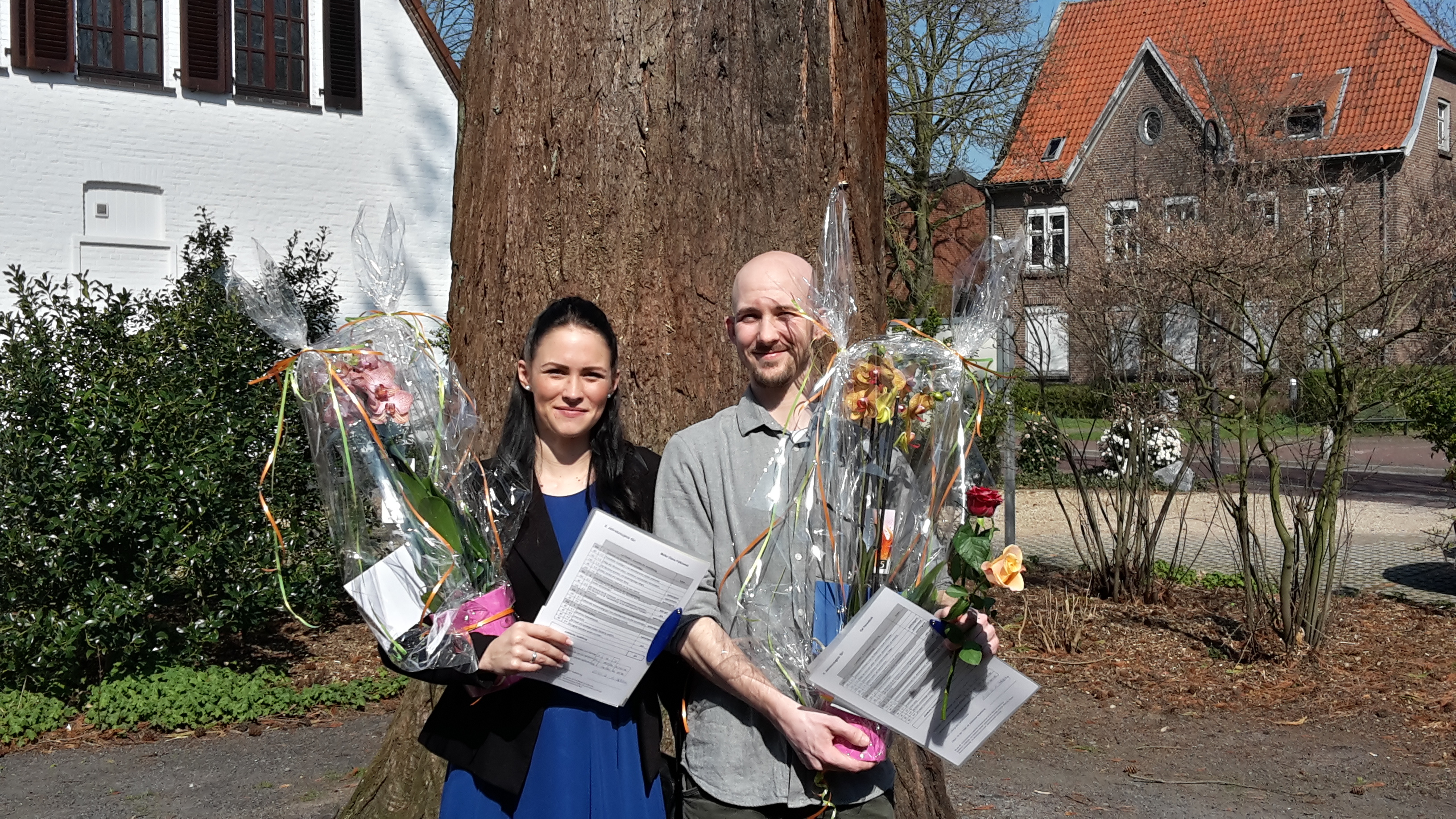 Geschafft: Die examinierten Altenpfleger Maike Falkowski und Kai Henneboh.