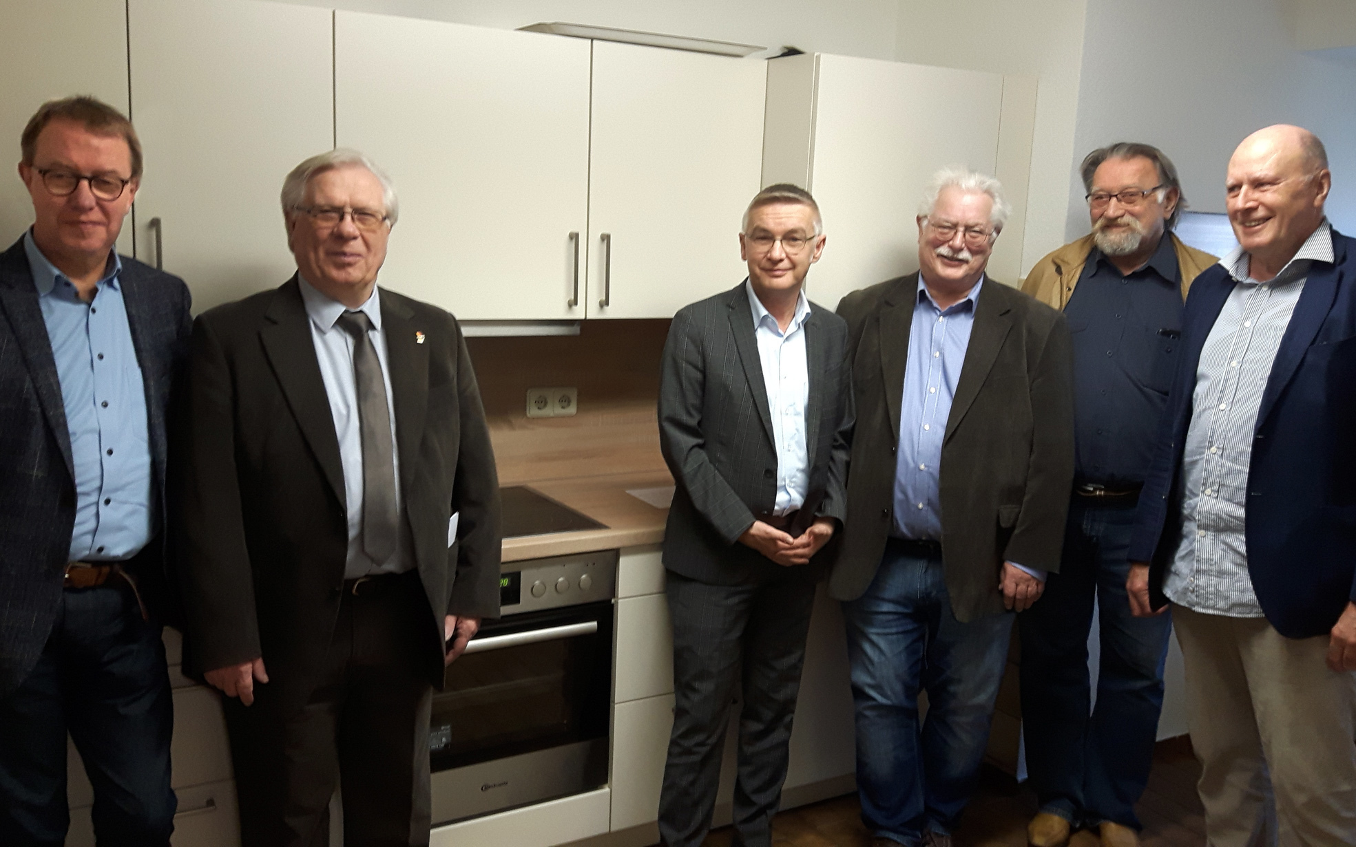 Peter Sager, Gerhard Barnscheid, Oliver Kern, Hans-Peter Huch, Theo Hackmann und Peter Lankes (v.l.) freuen sich über die neue Küche.