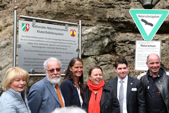 v.l.: Ursula Pabsch-Rother, Leiterin des Geschäftsbereichs Angewandte Geowissenschaften beim Geologischen Dienst NRW, Dr. Volker Wrede, Vorsitzender des Geopark Ruhrgebiet e.V., Bürgermeisterin Imke Heymann, Ursula Heinen-Esser, Ministerin für Umwelt, Landwirtschaft, Natur- und Verbraucherschutz NRW, Florian Englert, Geschäftsführer Kluterthöhle &amp; Freizeit GmbH &amp; Co.KG, Stefan Voigt, Vorsitzender des Arbeitskreises Kluterthöhle e.V.