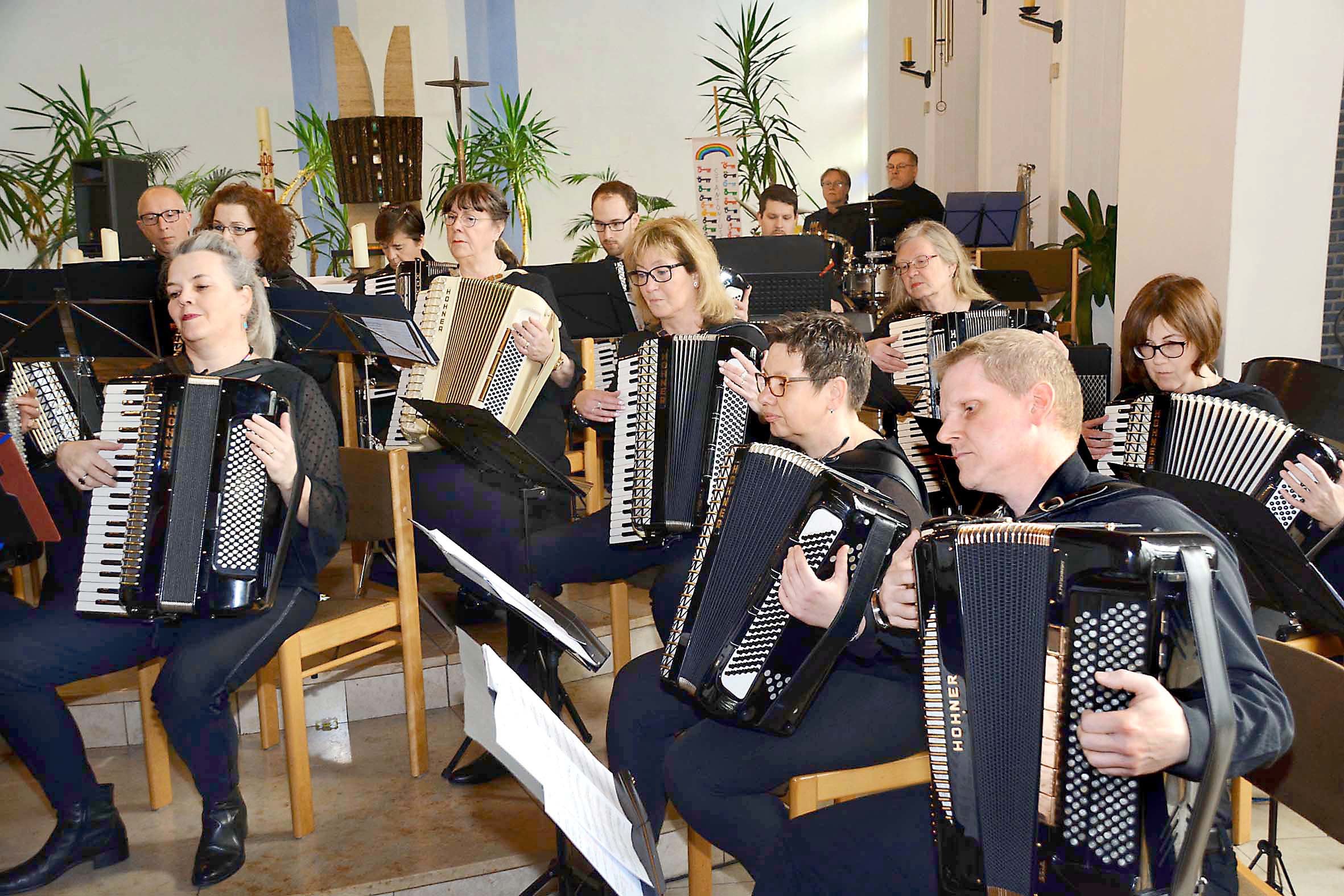 Das Akkordeon-Orchester der Musikschule Dortmund - letztmalig unter Leitung von Monika Lempart - in Aktion in der Brechtener Pfarrkirche St. Antonius.